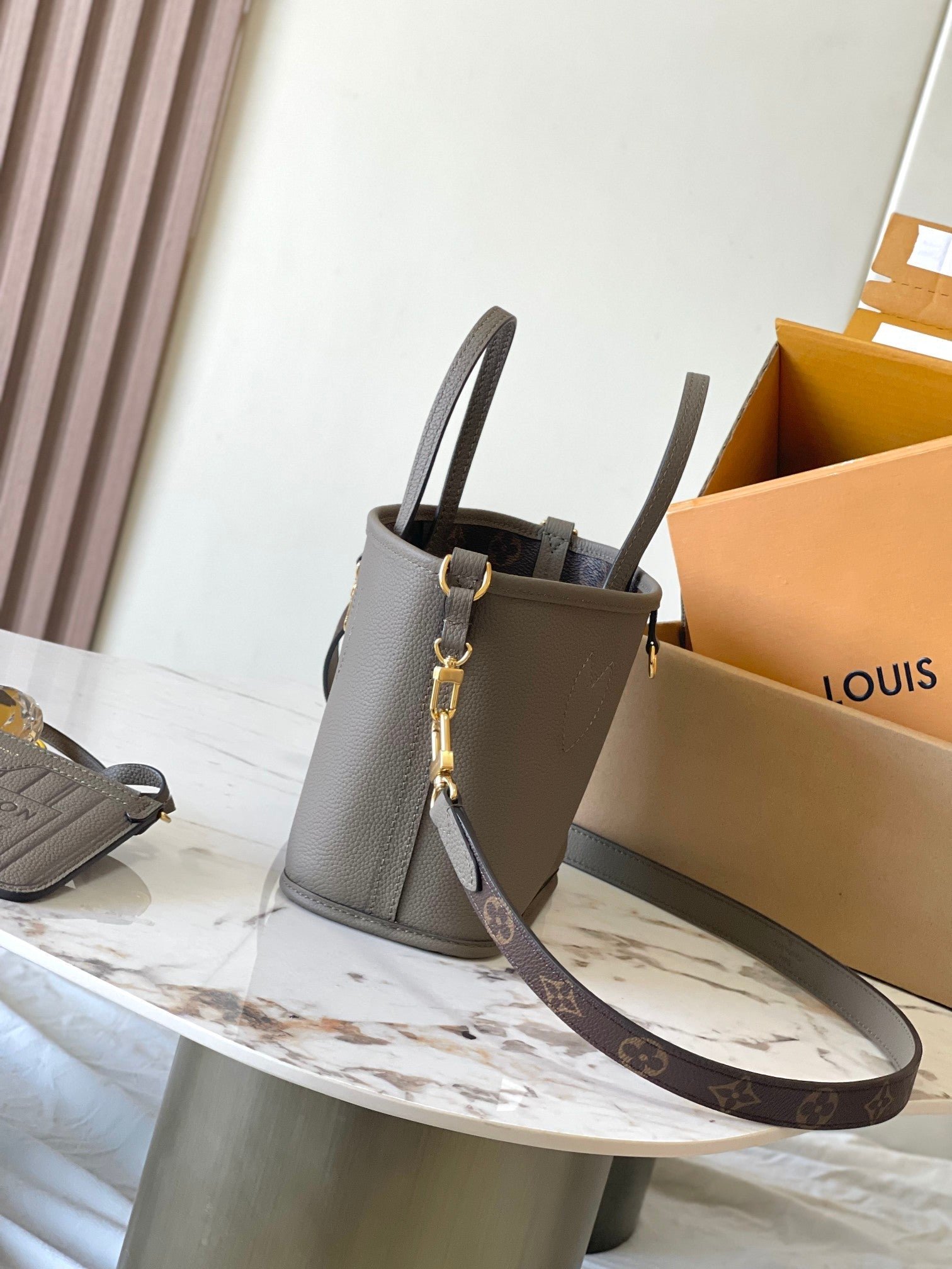 NEVERFULL BANDOULIÈRE INSIDE OUT BB 24 IN BROWN MONOGRAM CANVAS AND GRAY CALFSKIN - Image 5
