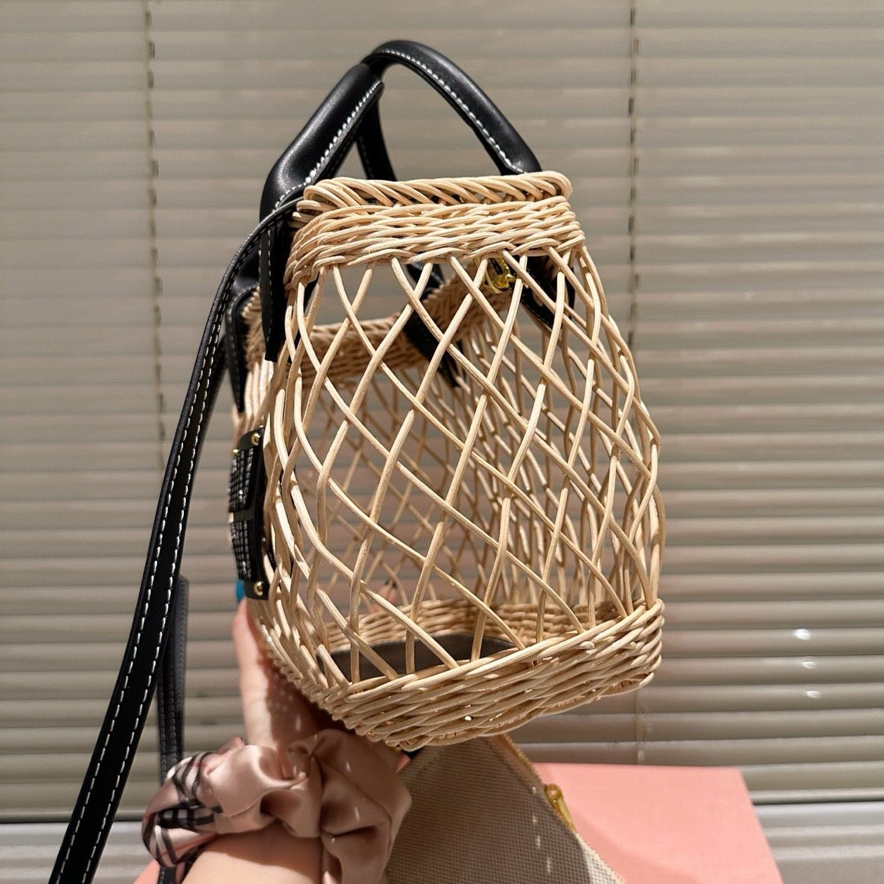 WOVEN HOLLOW BAG 23 IN BEIGE RATTAN AND BLACK CALFSKIN TRIM - Image 2