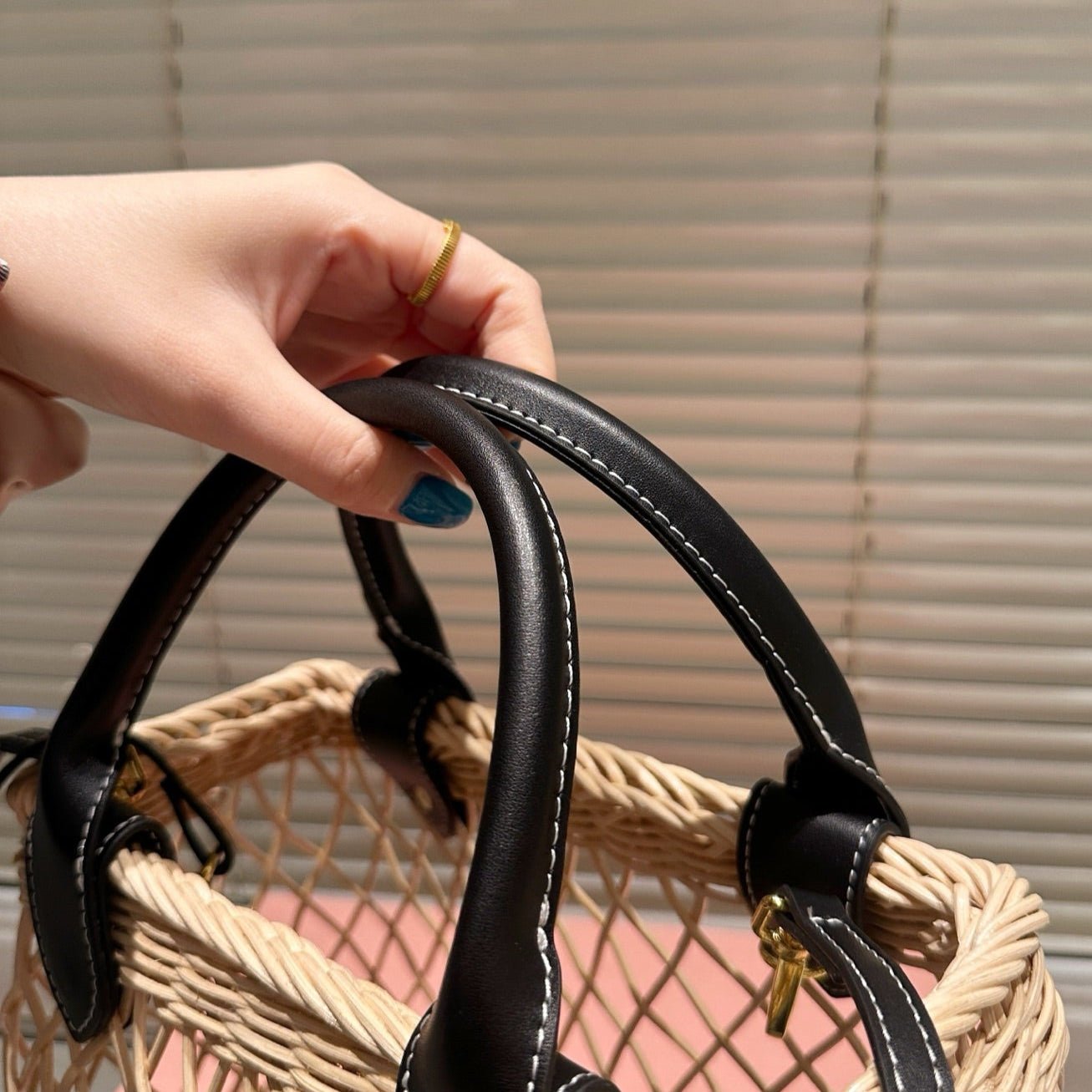 WOVEN HOLLOW BAG 23 IN BEIGE RATTAN AND BLACK CALFSKIN TRIM - Image 5