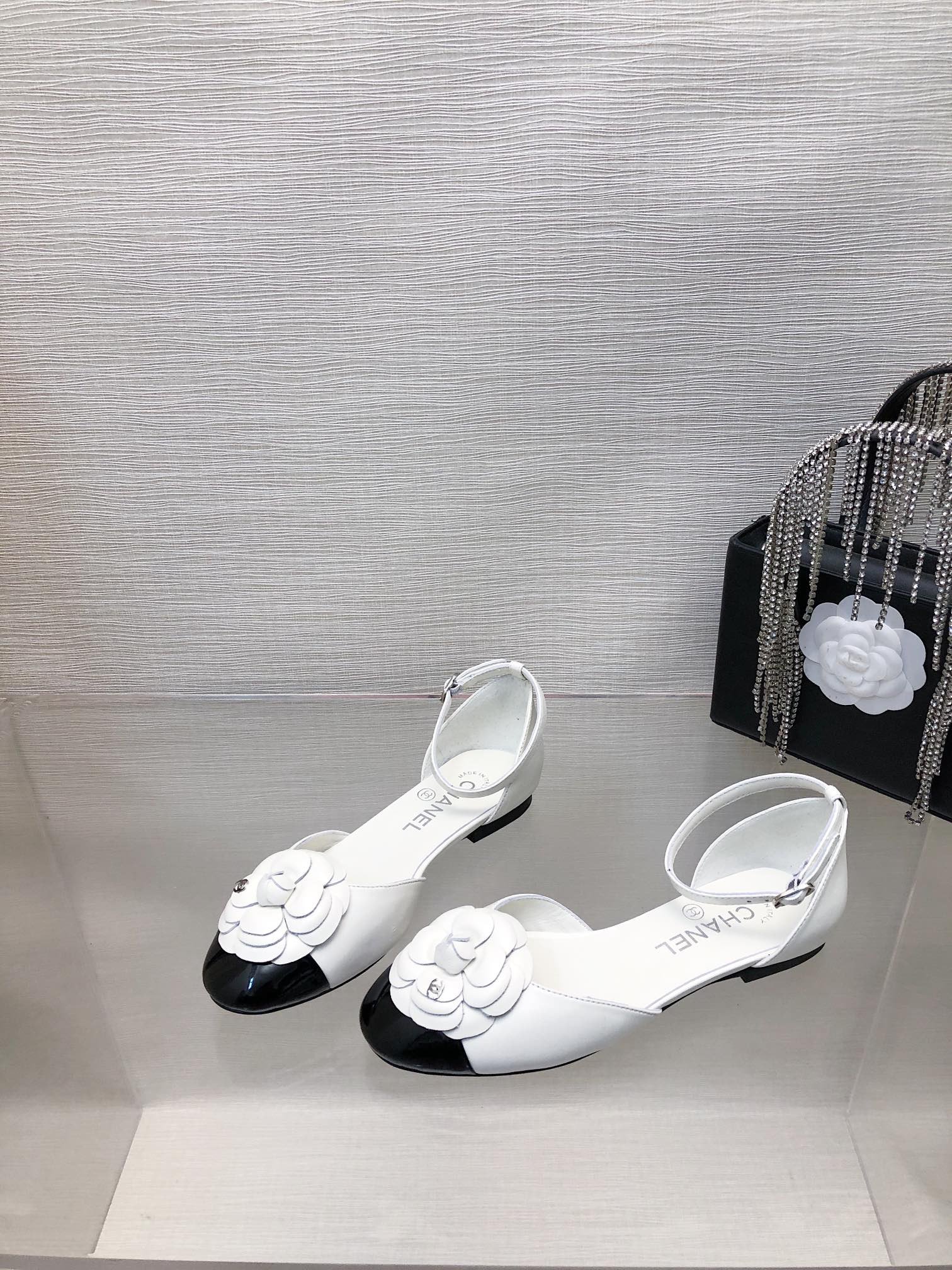 WHITE MIX BLACK LAMBSKIN CAMELLIA HOLLOW SANDAL - Image 2