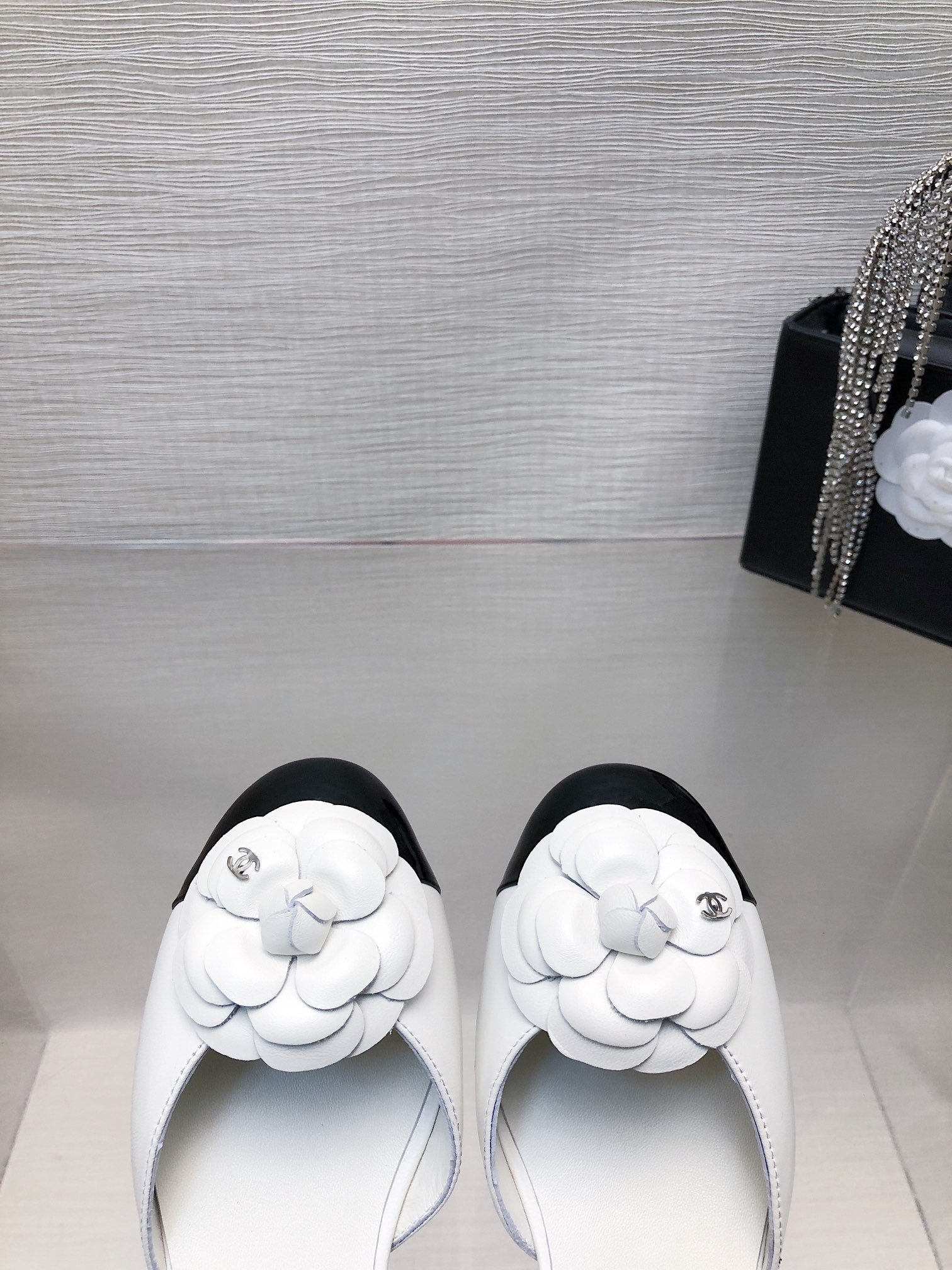 WHITE MIX BLACK LAMBSKIN CAMELLIA HOLLOW SANDAL - Image 6