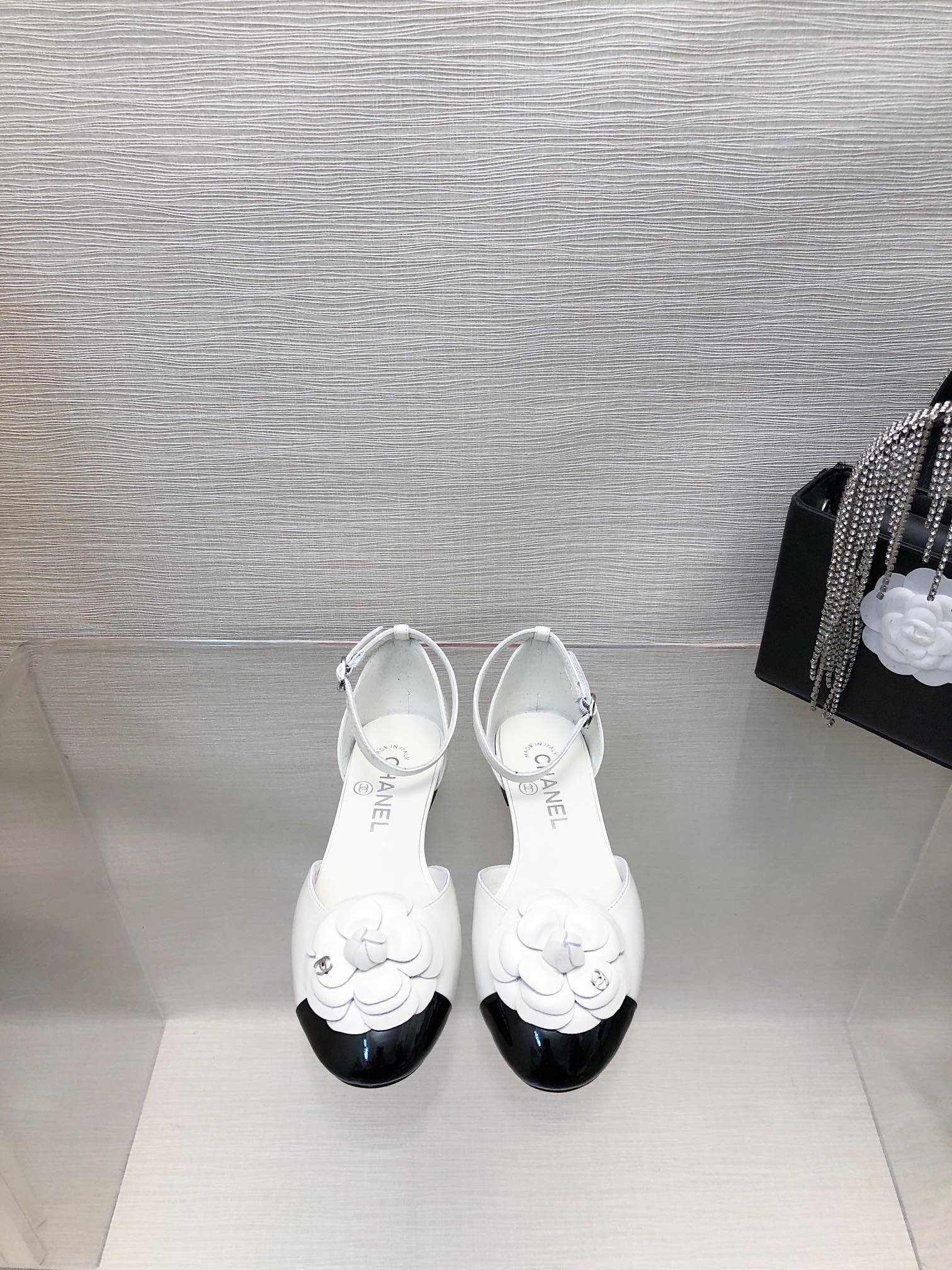 WHITE MIX BLACK LAMBSKIN CAMELLIA HOLLOW SANDAL - Image 4