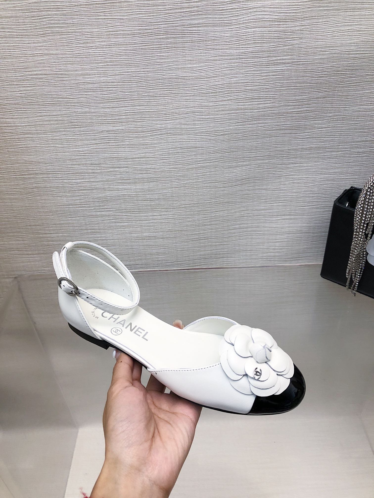 WHITE MIX BLACK LAMBSKIN CAMELLIA HOLLOW SANDAL - Image 3