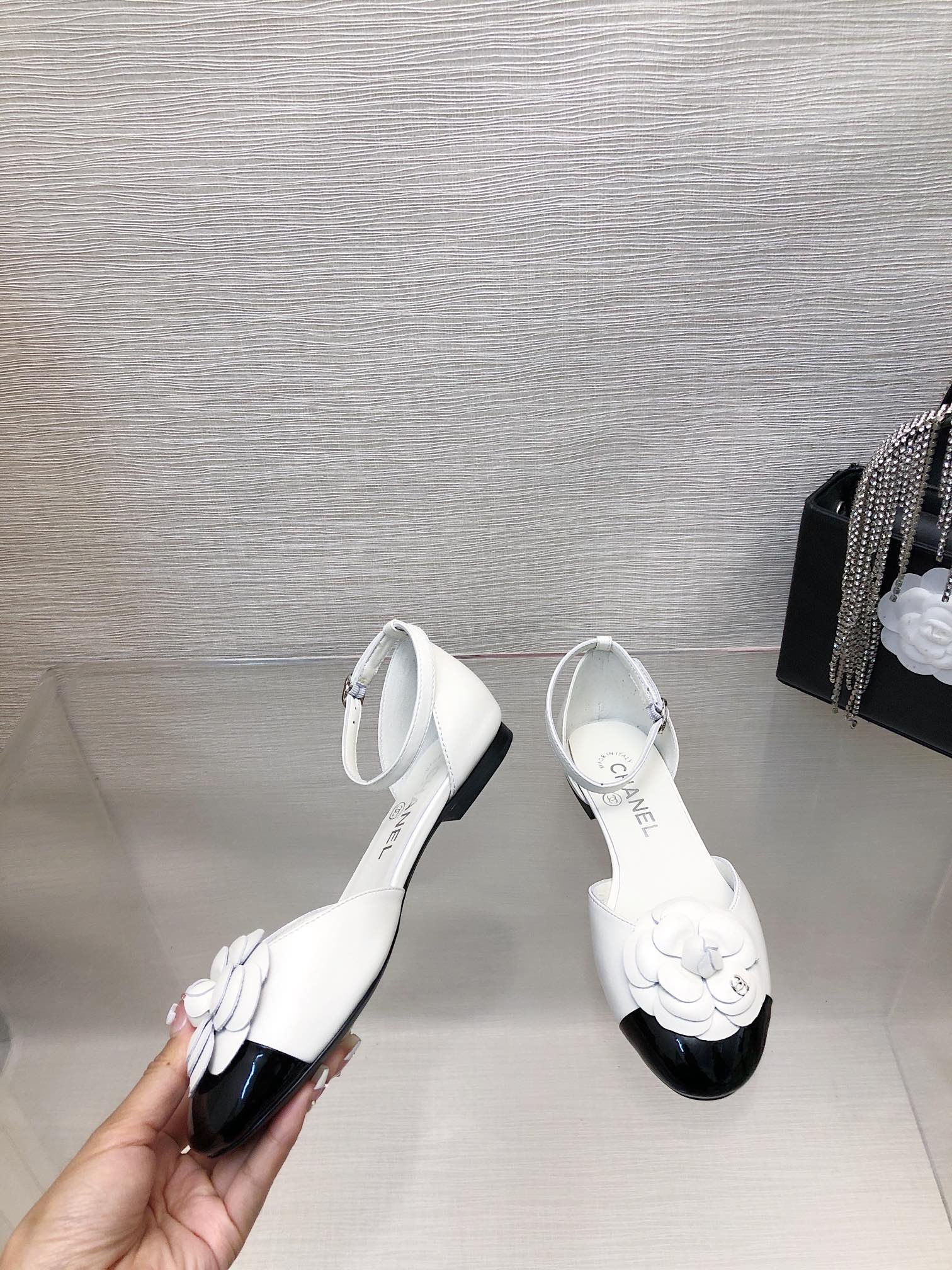 WHITE MIX BLACK LAMBSKIN CAMELLIA HOLLOW SANDAL - Image 5