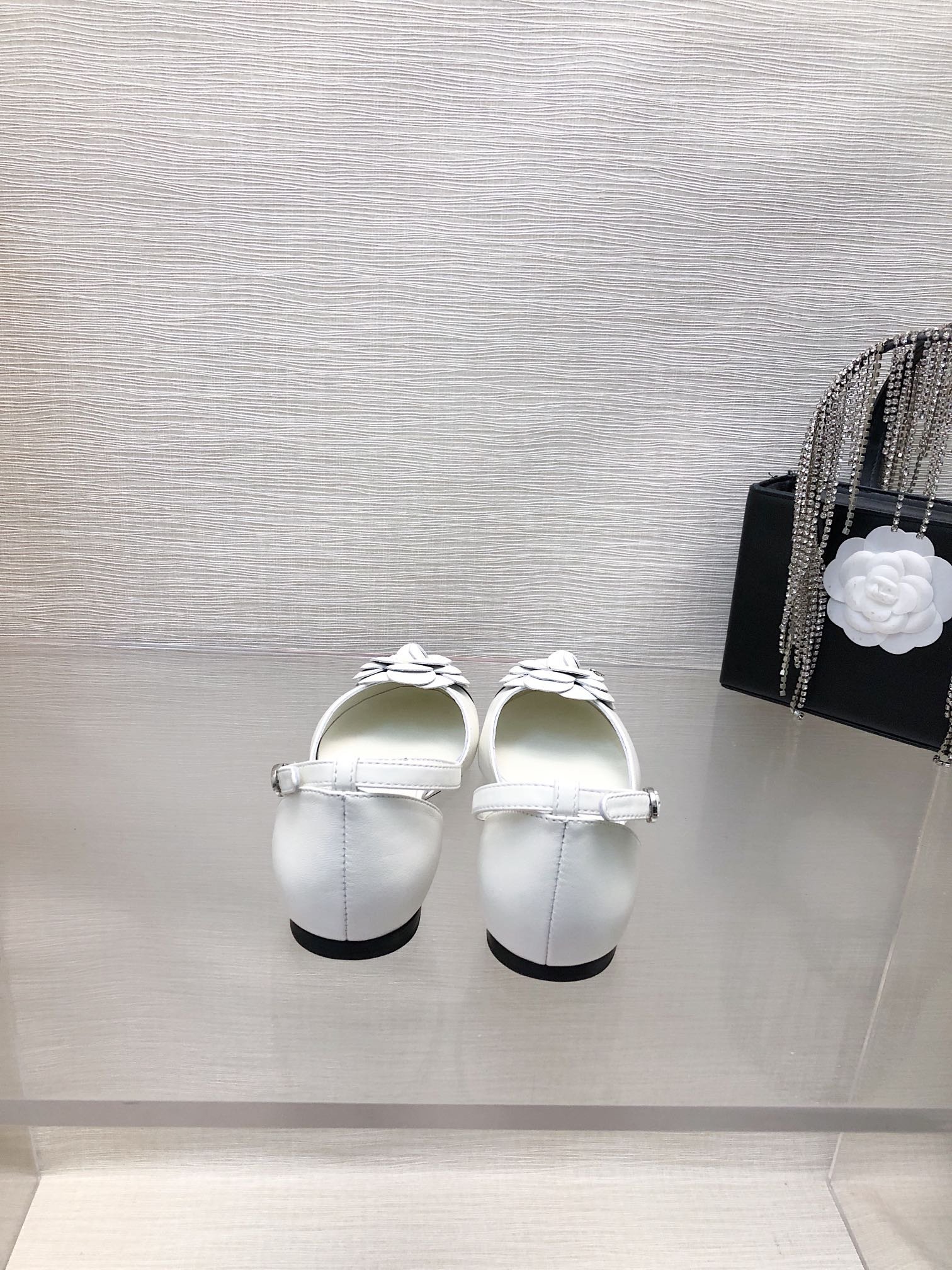 WHITE MIX BLACK LAMBSKIN CAMELLIA HOLLOW SANDAL - Image 7
