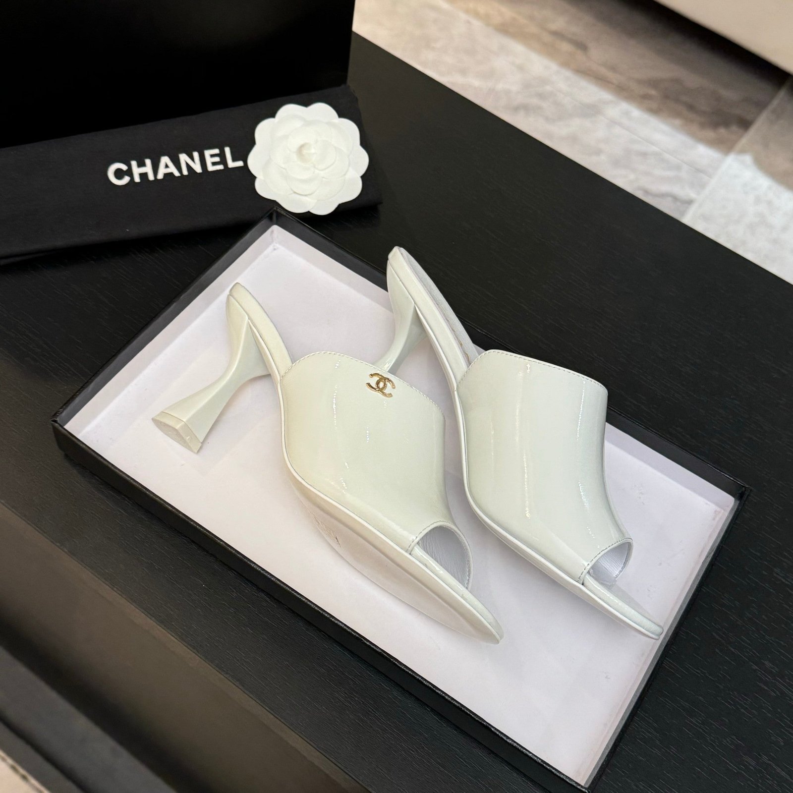 PEEP TOE MULE 85MM IN WHITE PATENT CALFSKIN - Image 3
