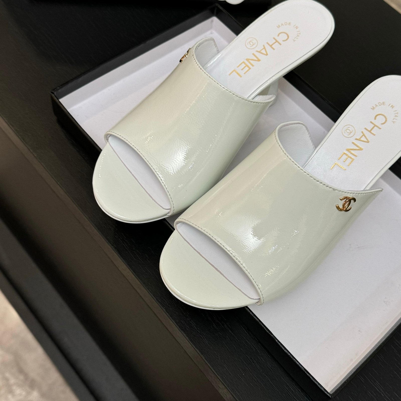 PEEP TOE MULE 85MM IN WHITE PATENT CALFSKIN - Image 4