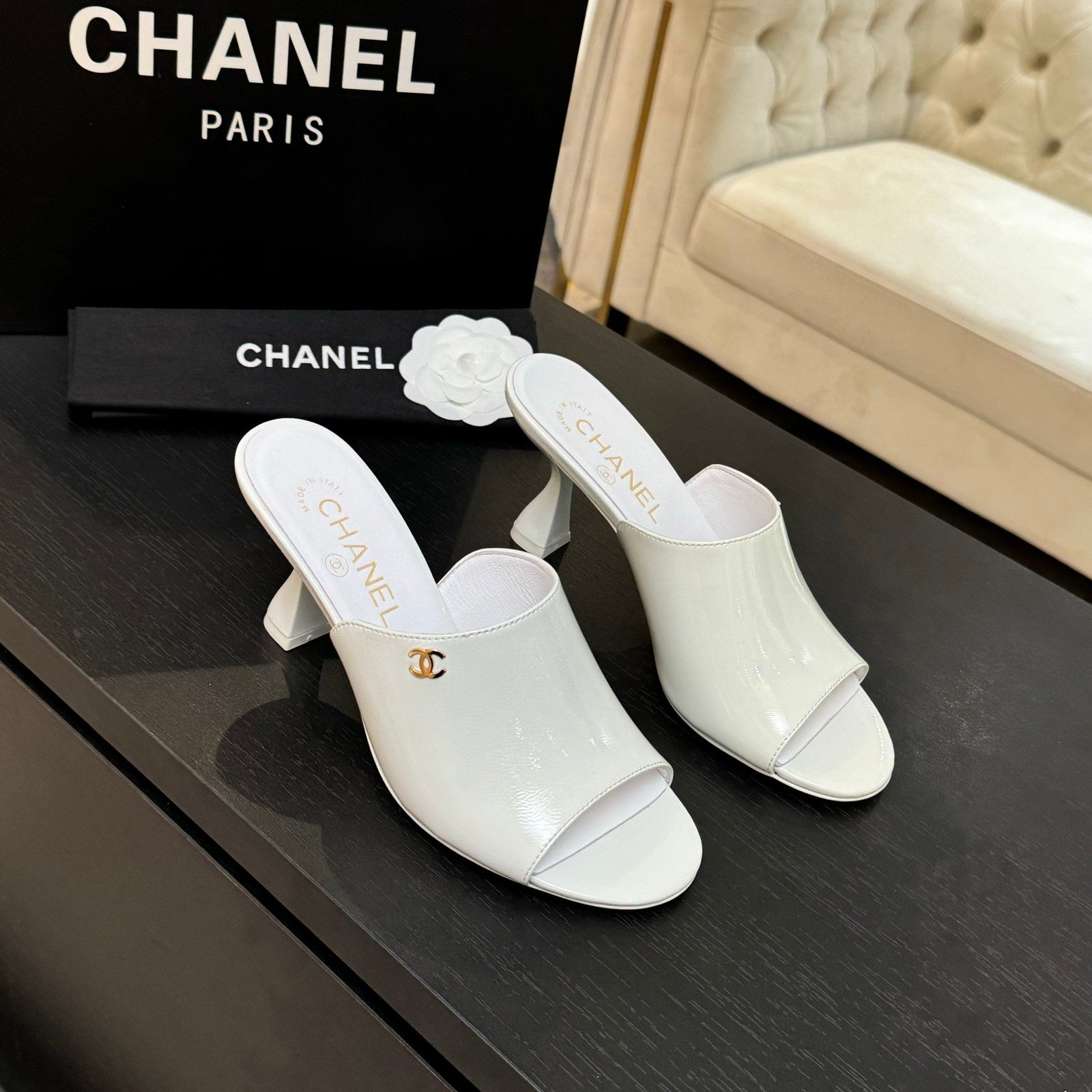 PEEP TOE MULE 85MM IN WHITE PATENT CALFSKIN - Image 2