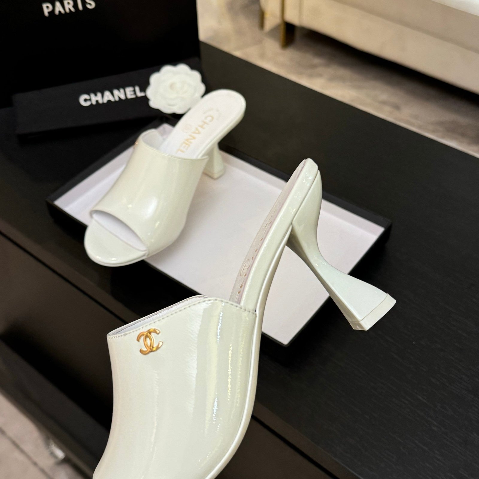 PEEP TOE MULE 85MM IN WHITE PATENT CALFSKIN - Image 8