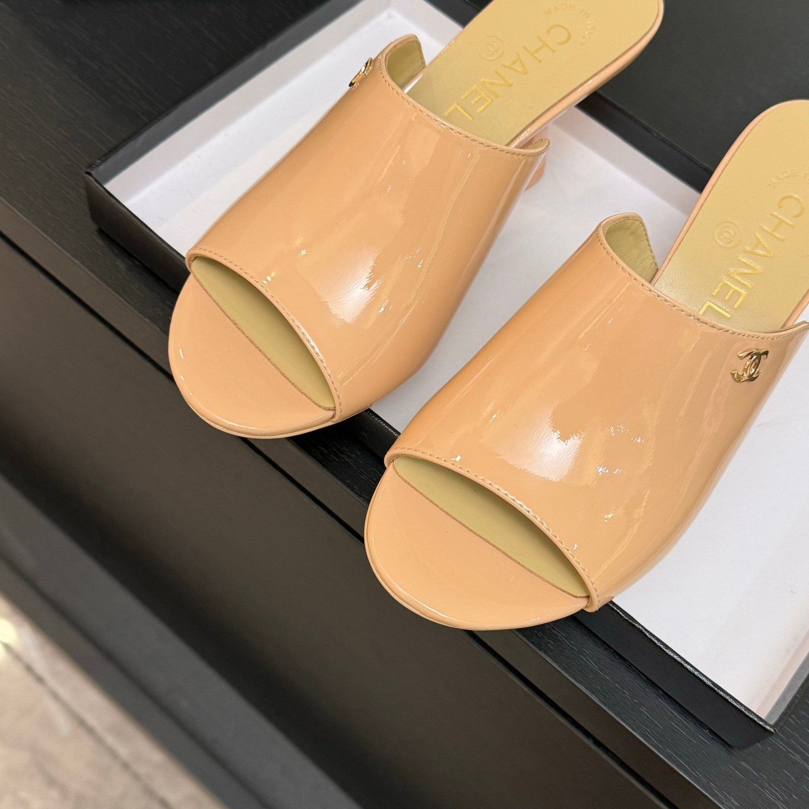 PEEP TOE MULE 85MM IN APRICOT ORANGE PATENT CALFSKIN - Image 4