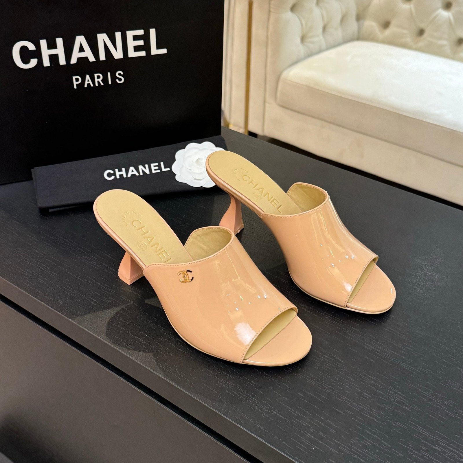 PEEP TOE MULE 85MM IN APRICOT ORANGE PATENT CALFSKIN - Image 7