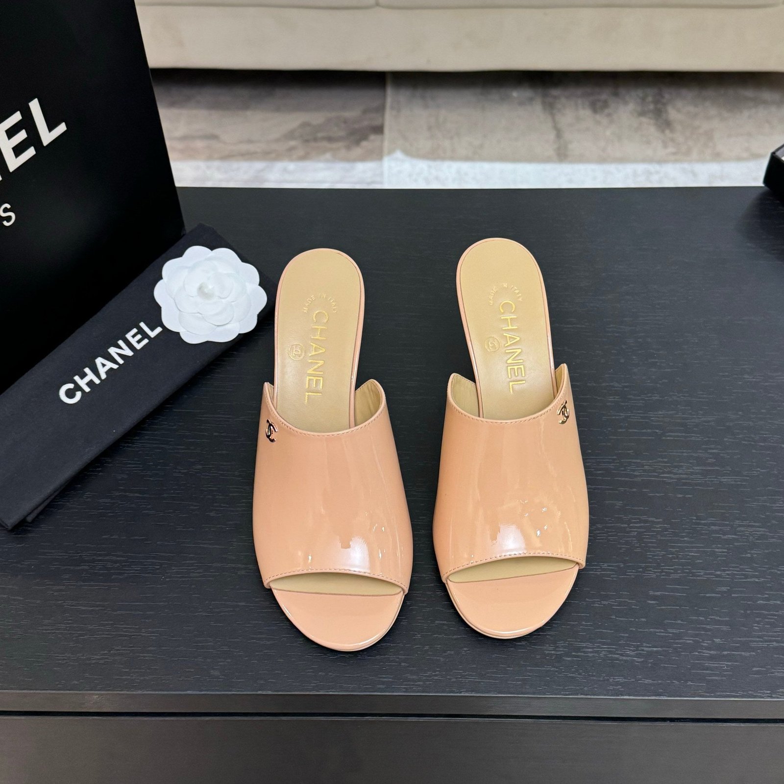 PEEP TOE MULE 85MM IN APRICOT ORANGE PATENT CALFSKIN - Image 8