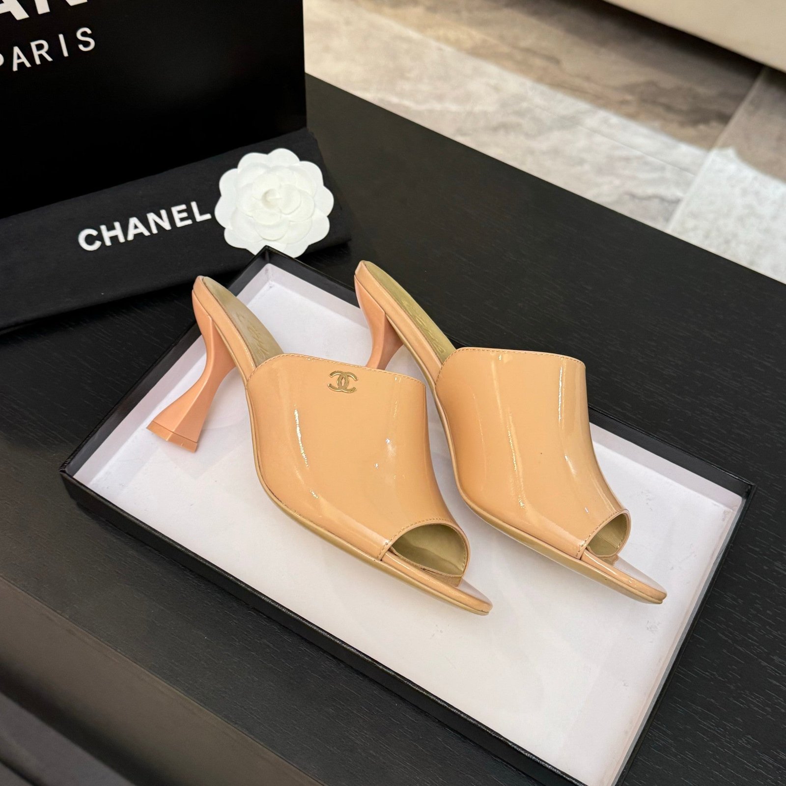 PEEP TOE MULE 85MM IN APRICOT ORANGE PATENT CALFSKIN - Image 2