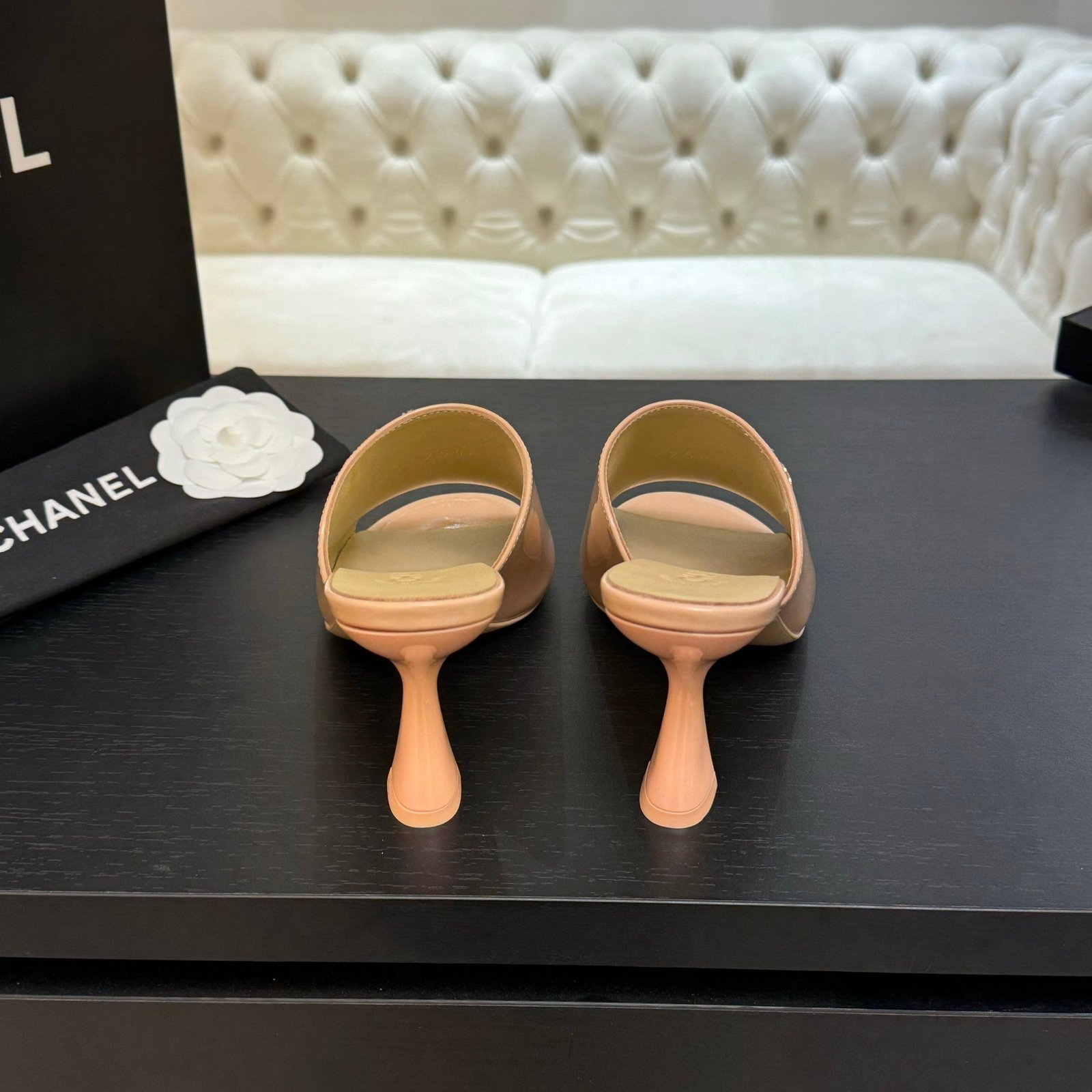 PEEP TOE MULE 85MM IN APRICOT ORANGE PATENT CALFSKIN - Image 3
