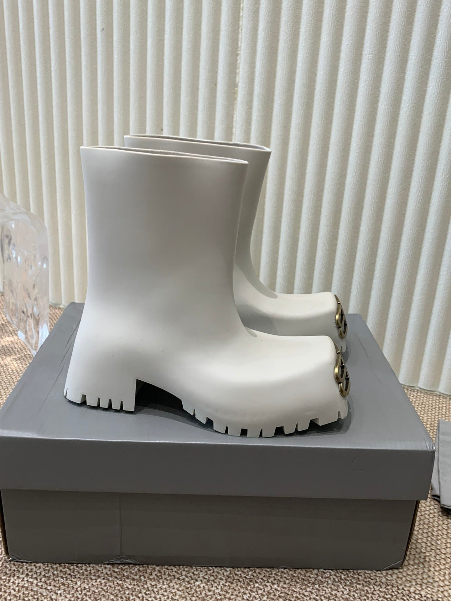 WHITE SCULPTED RUBBER BOOTS WITH GOLD MONOGRAM - Image 2