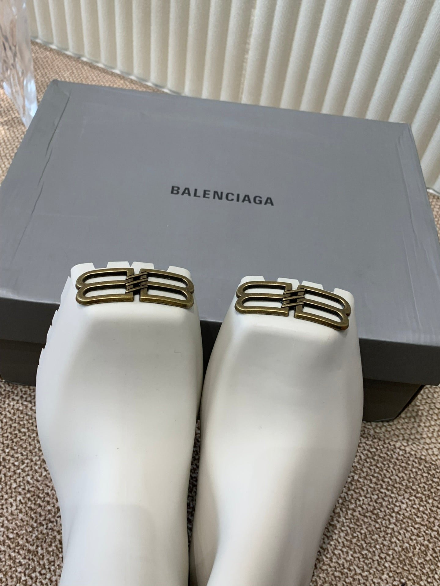 WHITE SCULPTED RUBBER BOOTS WITH GOLD MONOGRAM - Image 3