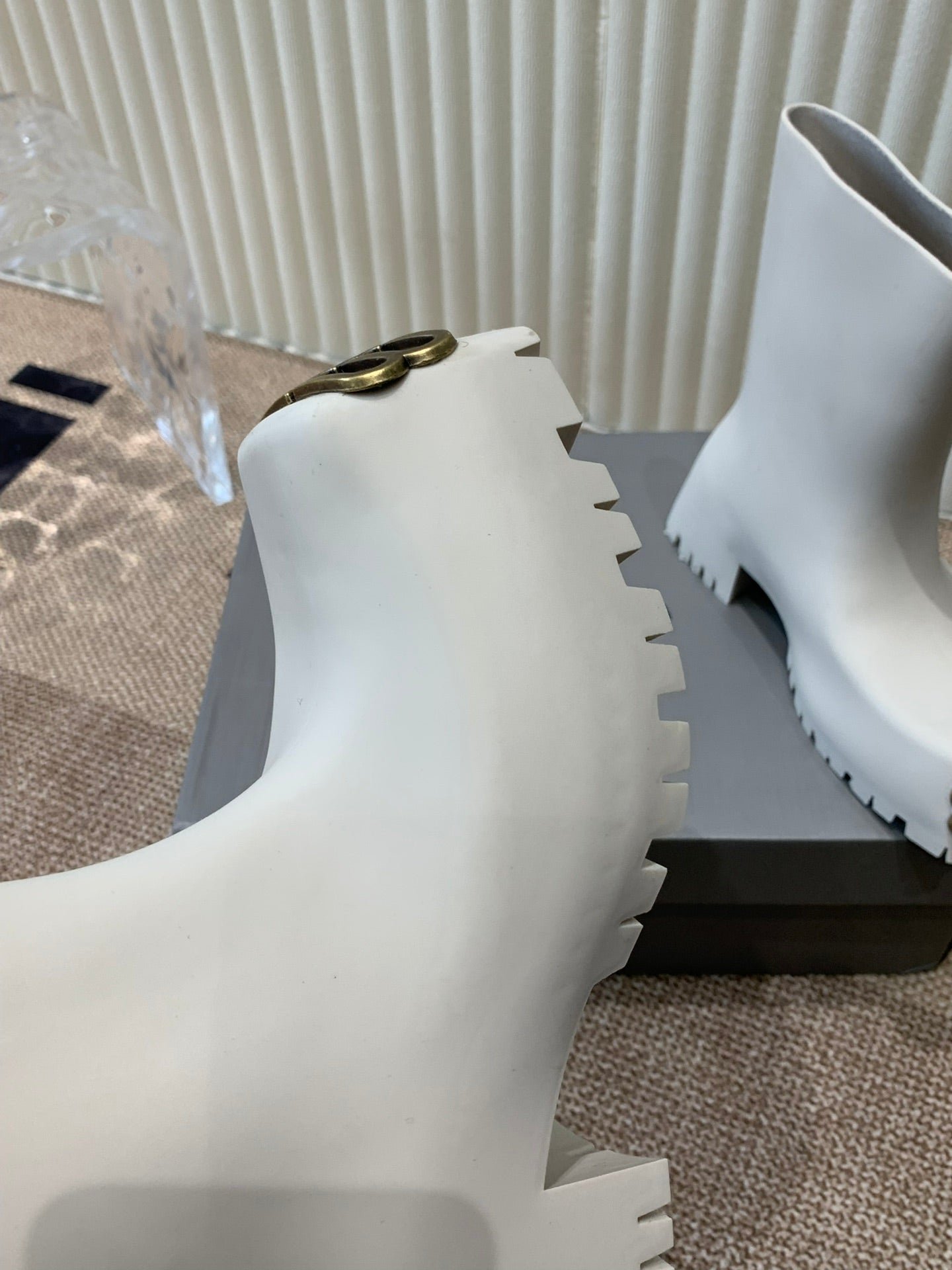 WHITE SCULPTED RUBBER BOOTS WITH GOLD MONOGRAM - Image 4