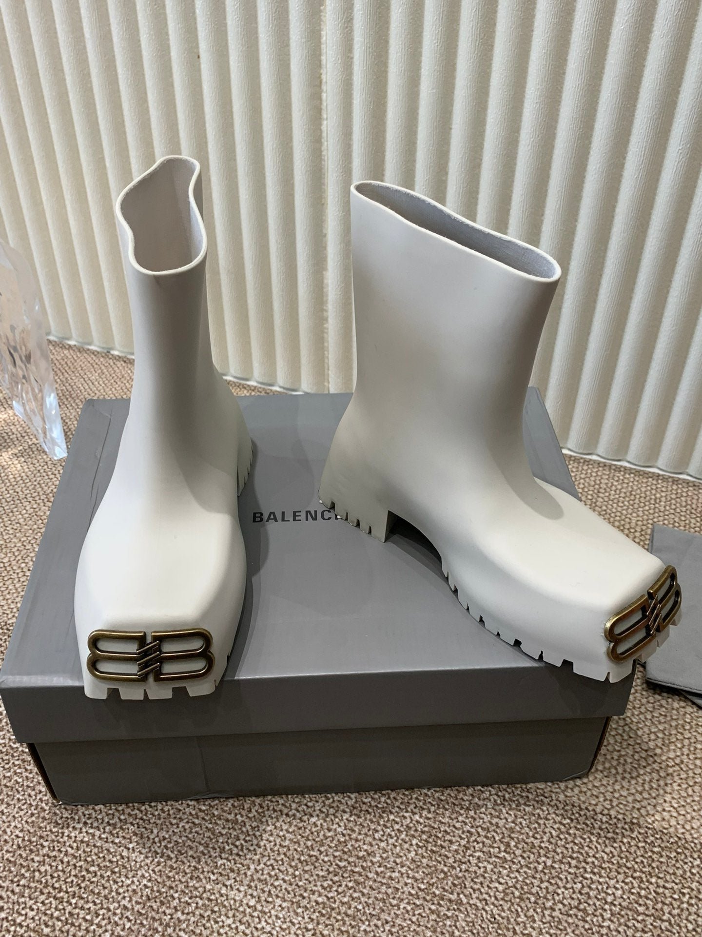 WHITE SCULPTED RUBBER BOOTS WITH GOLD MONOGRAM - Image 5