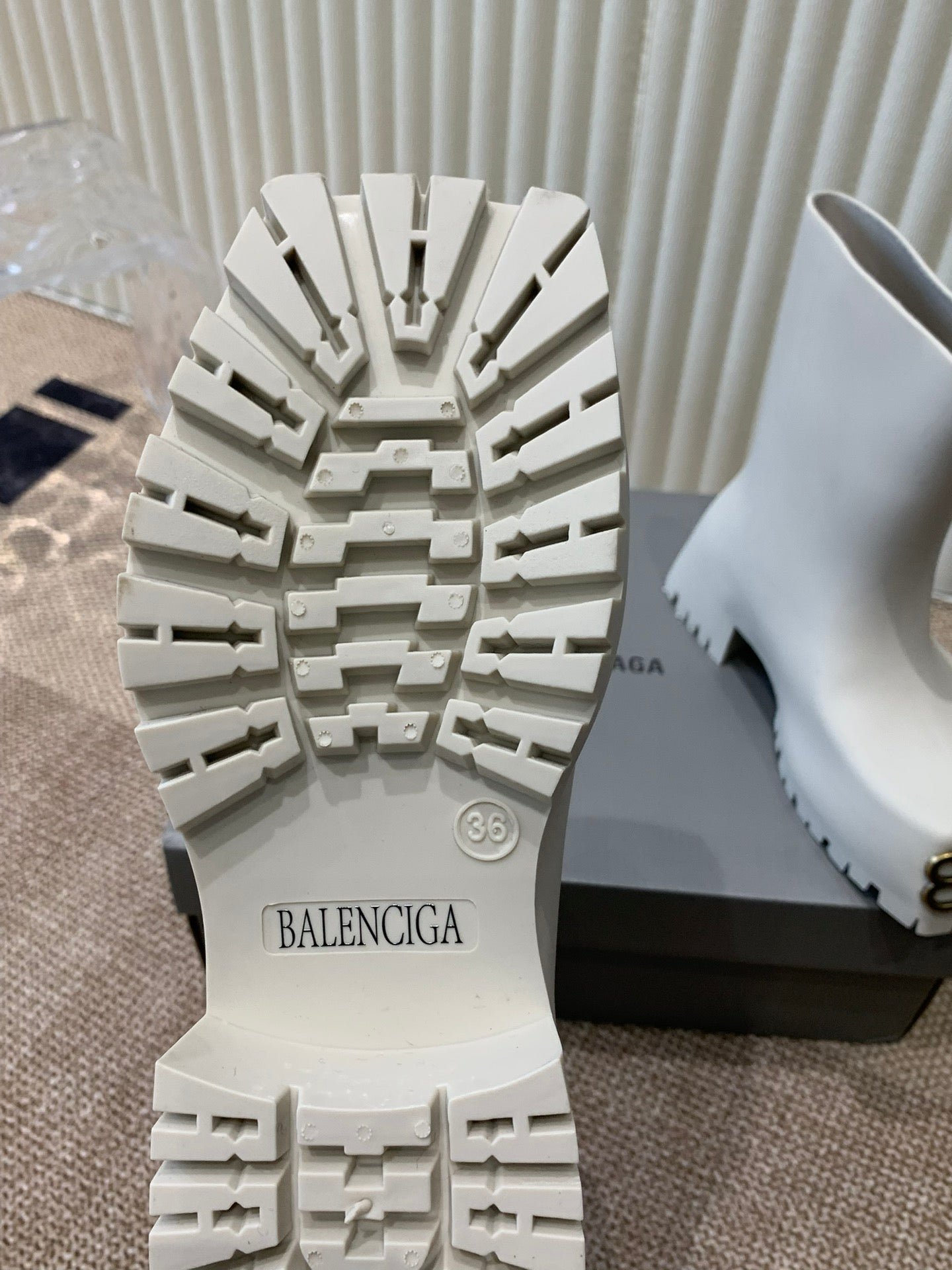 WHITE SCULPTED RUBBER BOOTS WITH GOLD MONOGRAM - Image 6