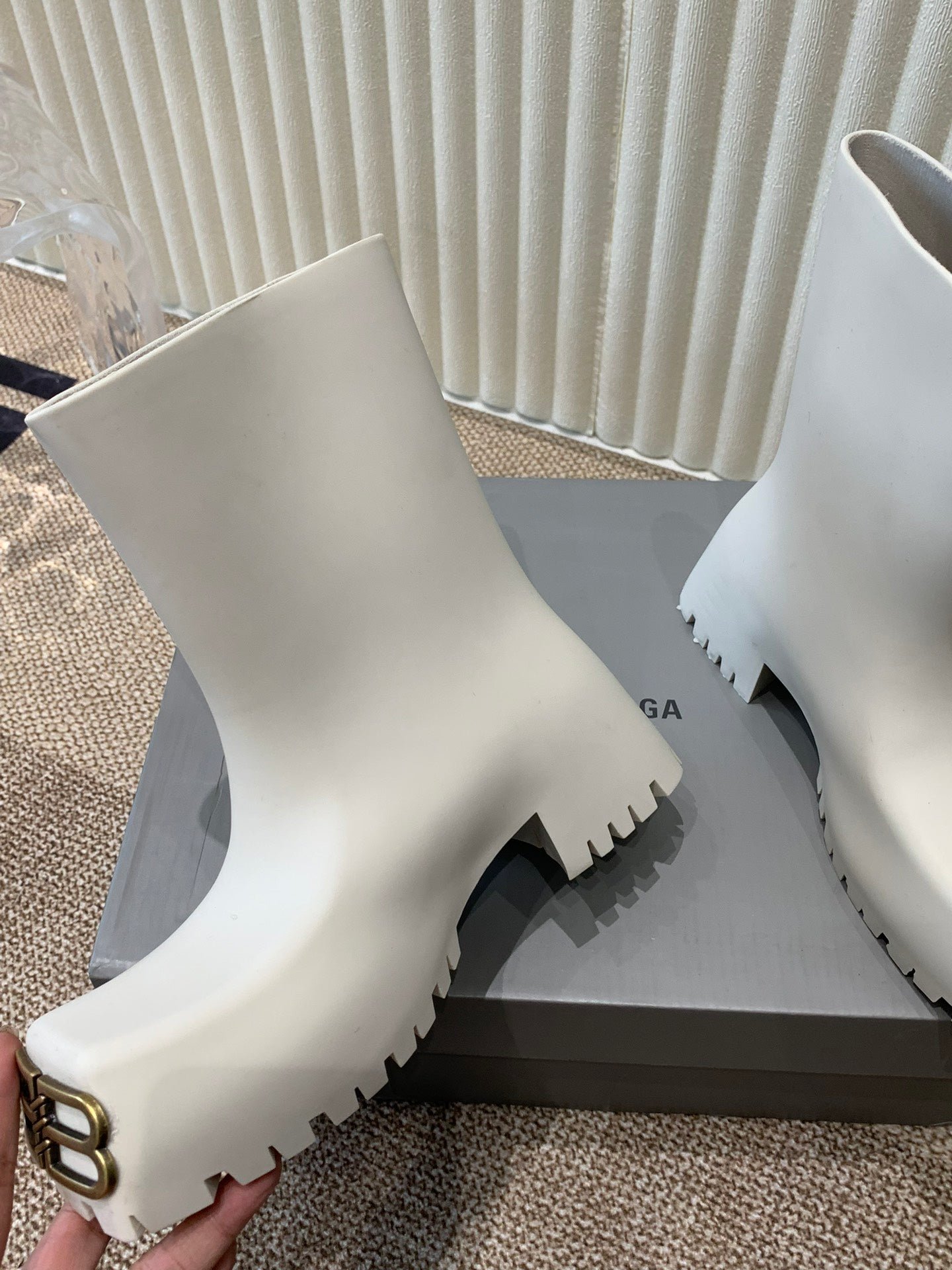 WHITE SCULPTED RUBBER BOOTS WITH GOLD MONOGRAM - Image 7