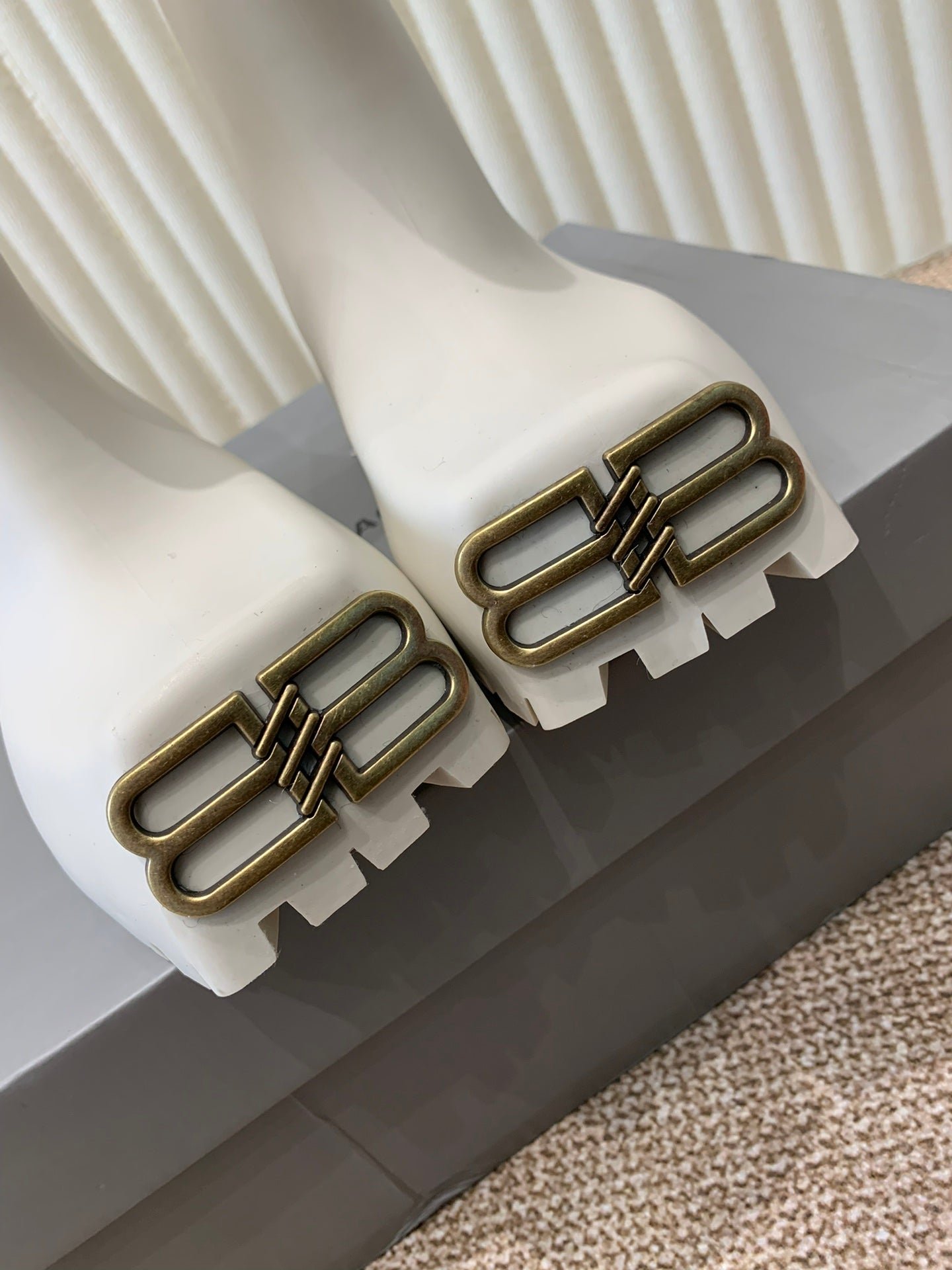 WHITE SCULPTED RUBBER BOOTS WITH GOLD MONOGRAM - Image 8