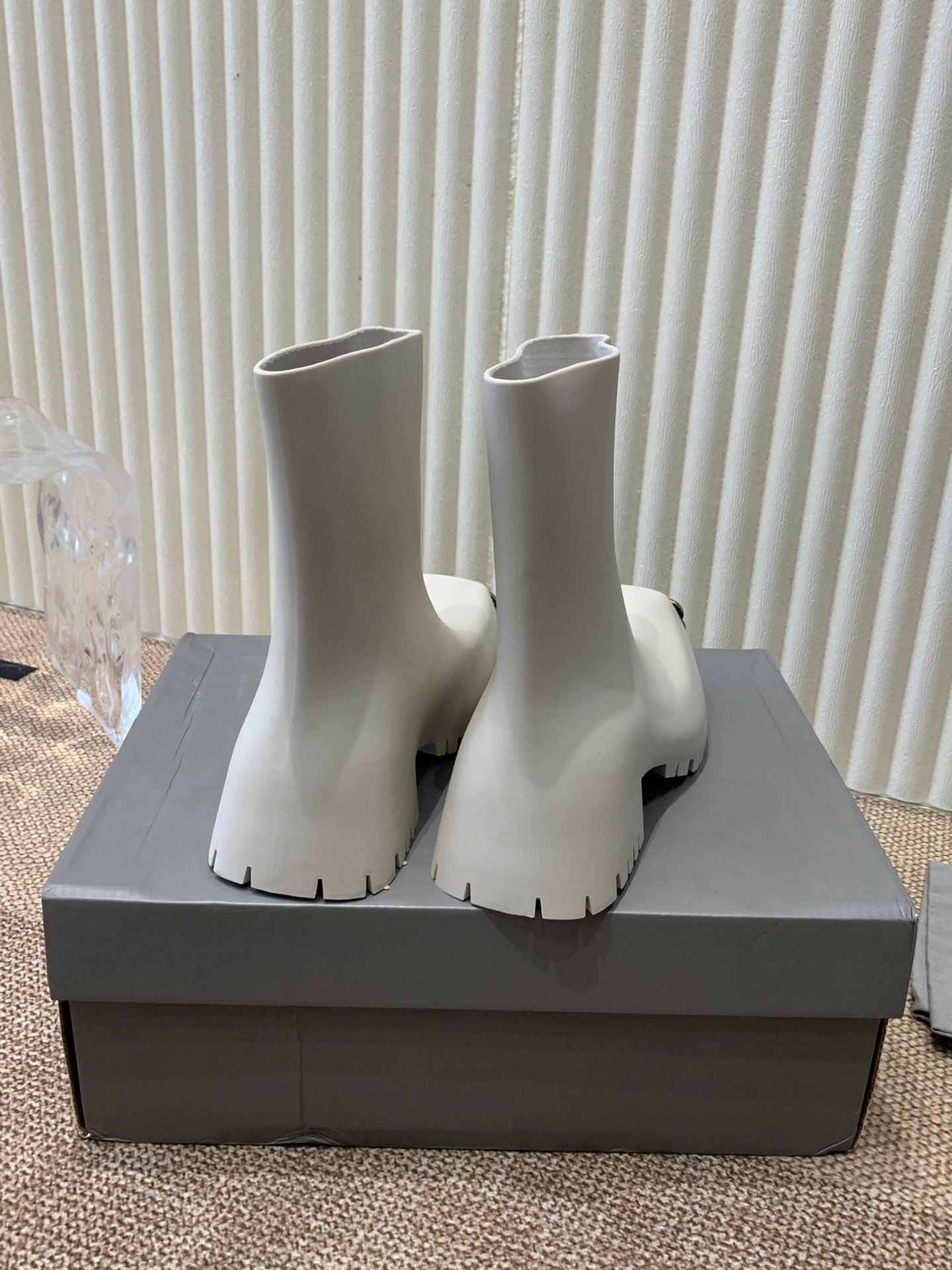 WHITE SCULPTED RUBBER BOOTS WITH GOLD MONOGRAM - Image 9