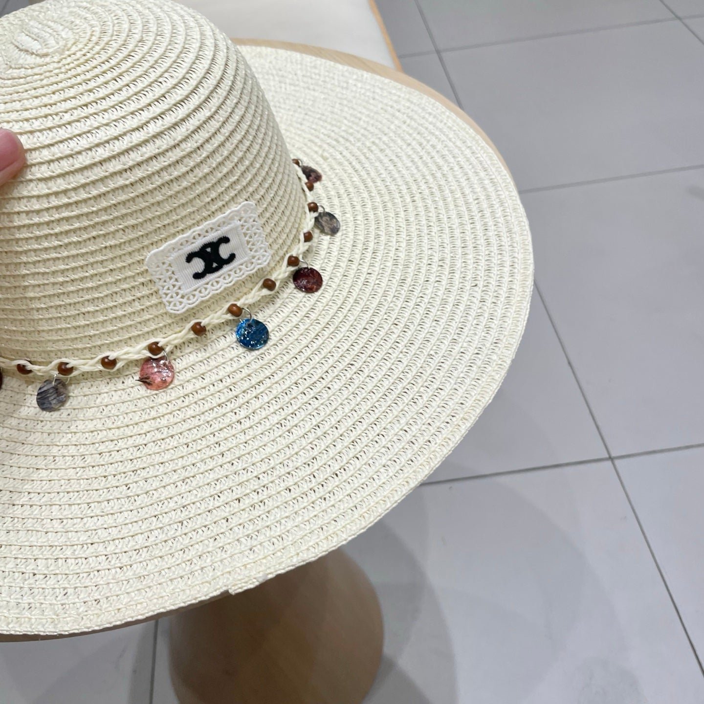 WIDE BRIM HAT MODEL 652186 IN WHITE WOVEN STRAW - Image 6