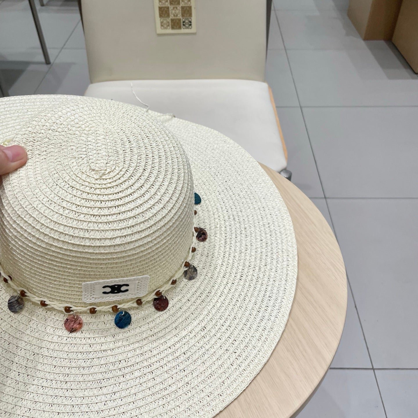 WIDE BRIM HAT MODEL 652186 IN WHITE WOVEN STRAW - Image 7