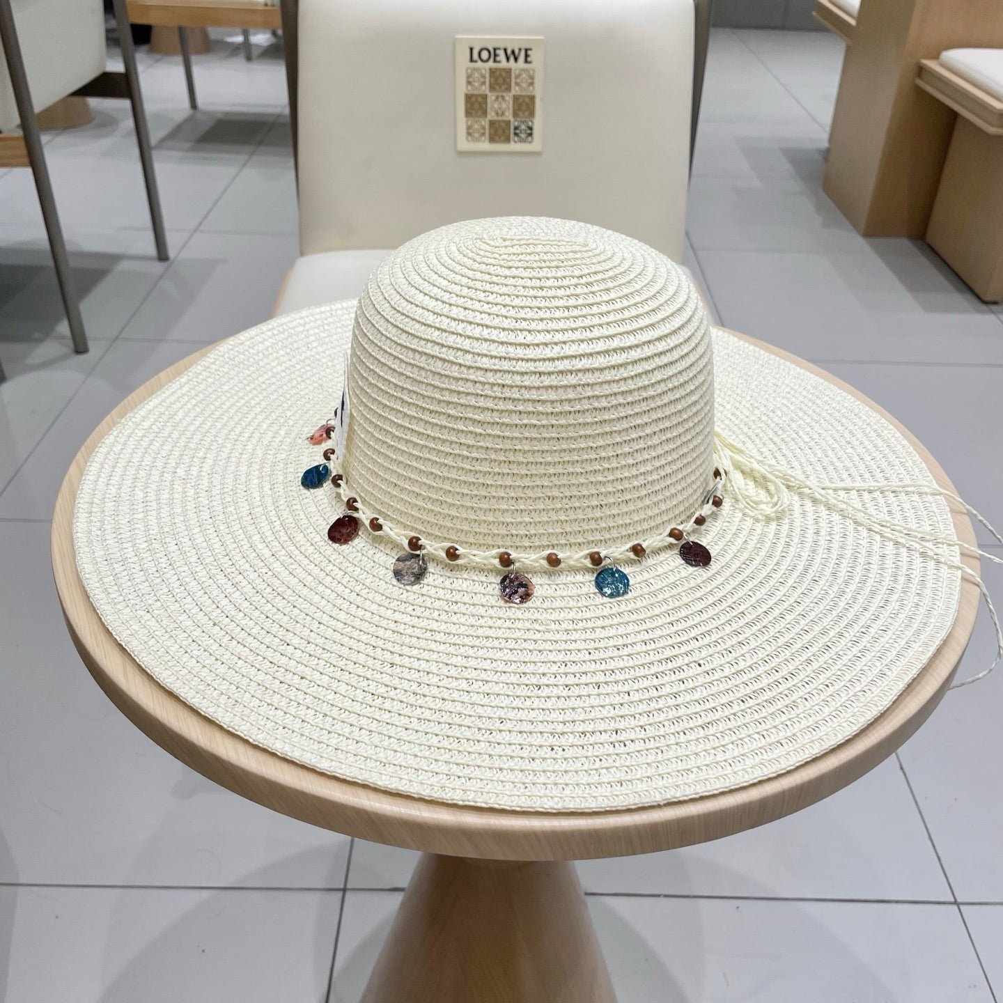 WIDE BRIM HAT MODEL 652186 IN WHITE WOVEN STRAW - Image 4