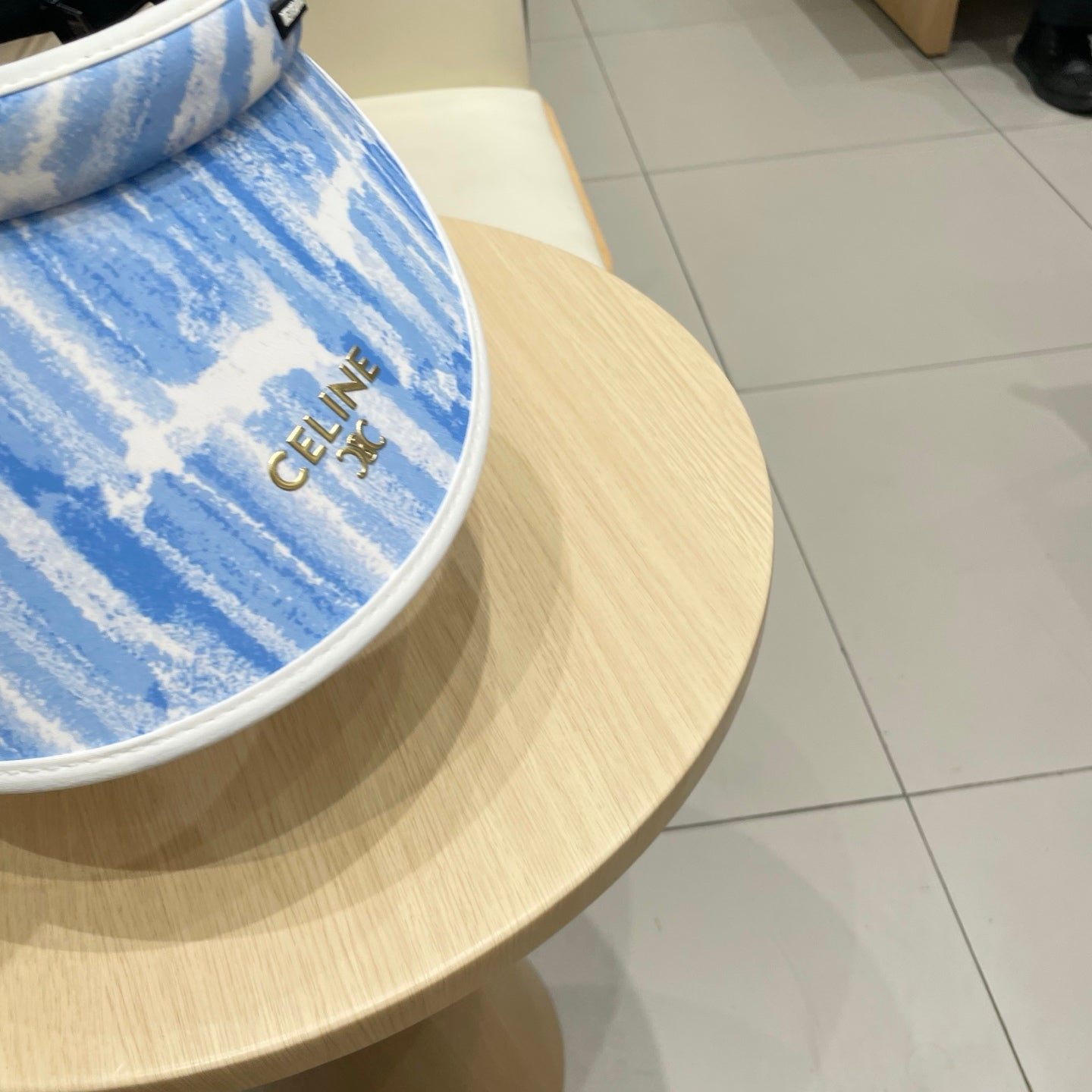 VISOR HAT MODEL 652201 IN BLUE AND WHITE FABRIC - Image 5