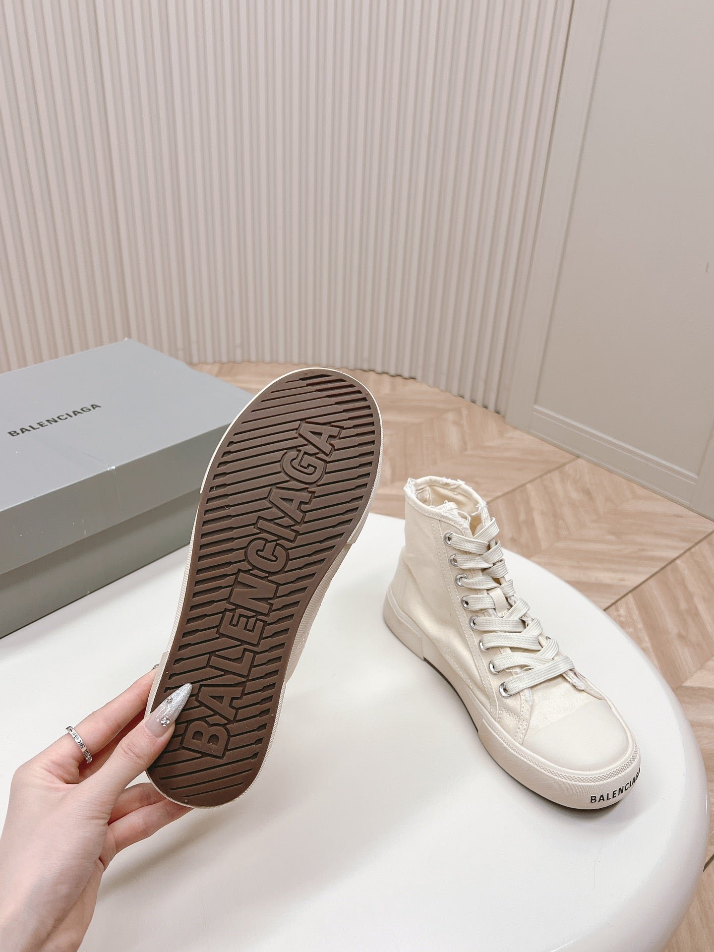 WHITE CANVAS HIGH-TOP SNEAKERS LOGO GRAFFITI - Image 3