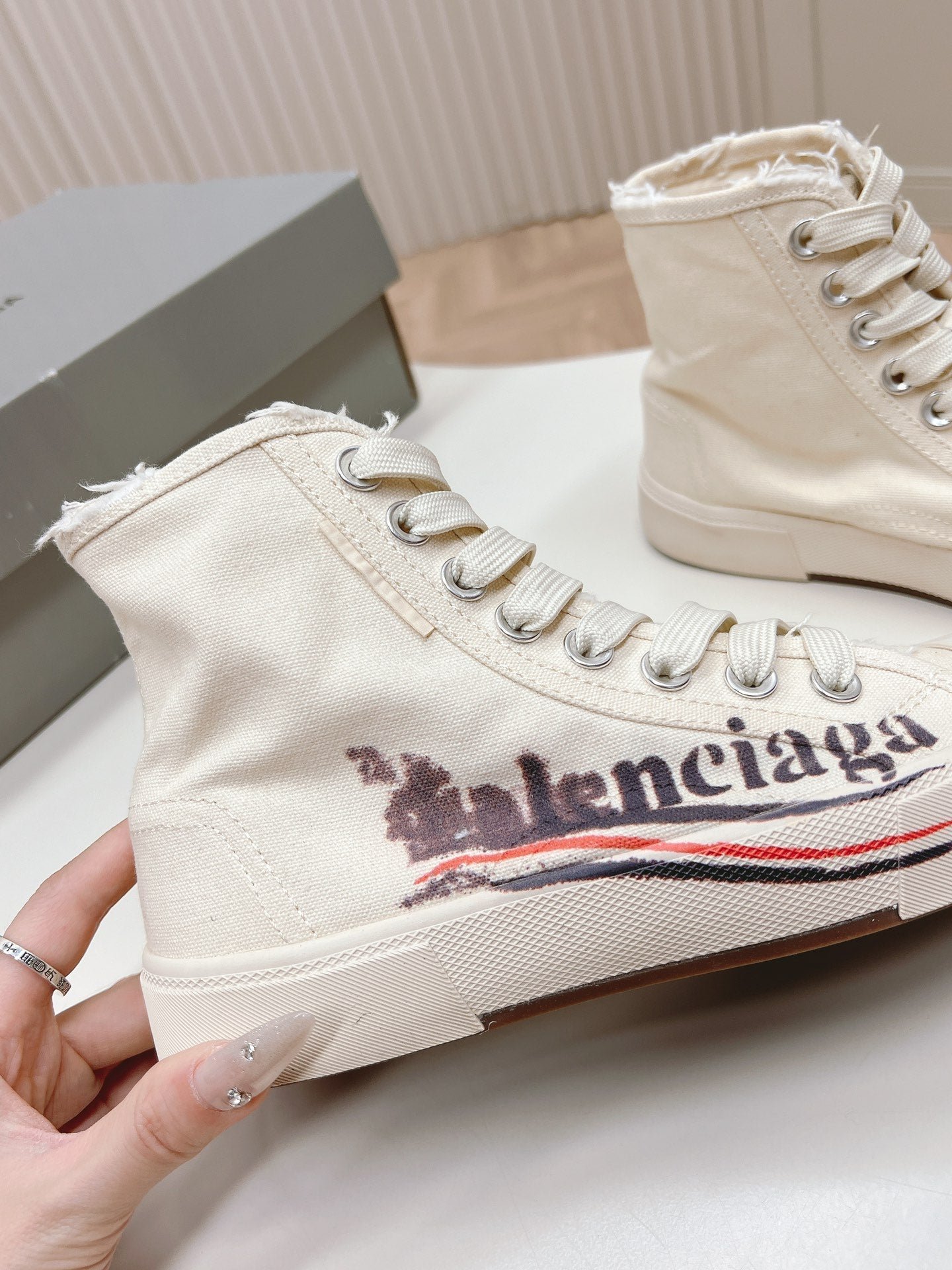 WHITE CANVAS HIGH-TOP SNEAKERS LOGO GRAFFITI - Image 4