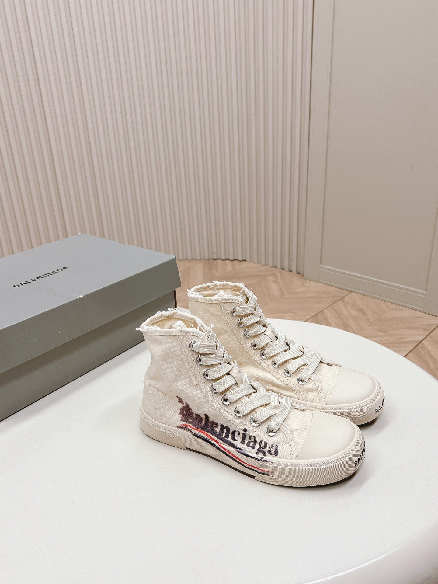 WHITE CANVAS HIGH-TOP SNEAKERS LOGO GRAFFITI - Image 9
