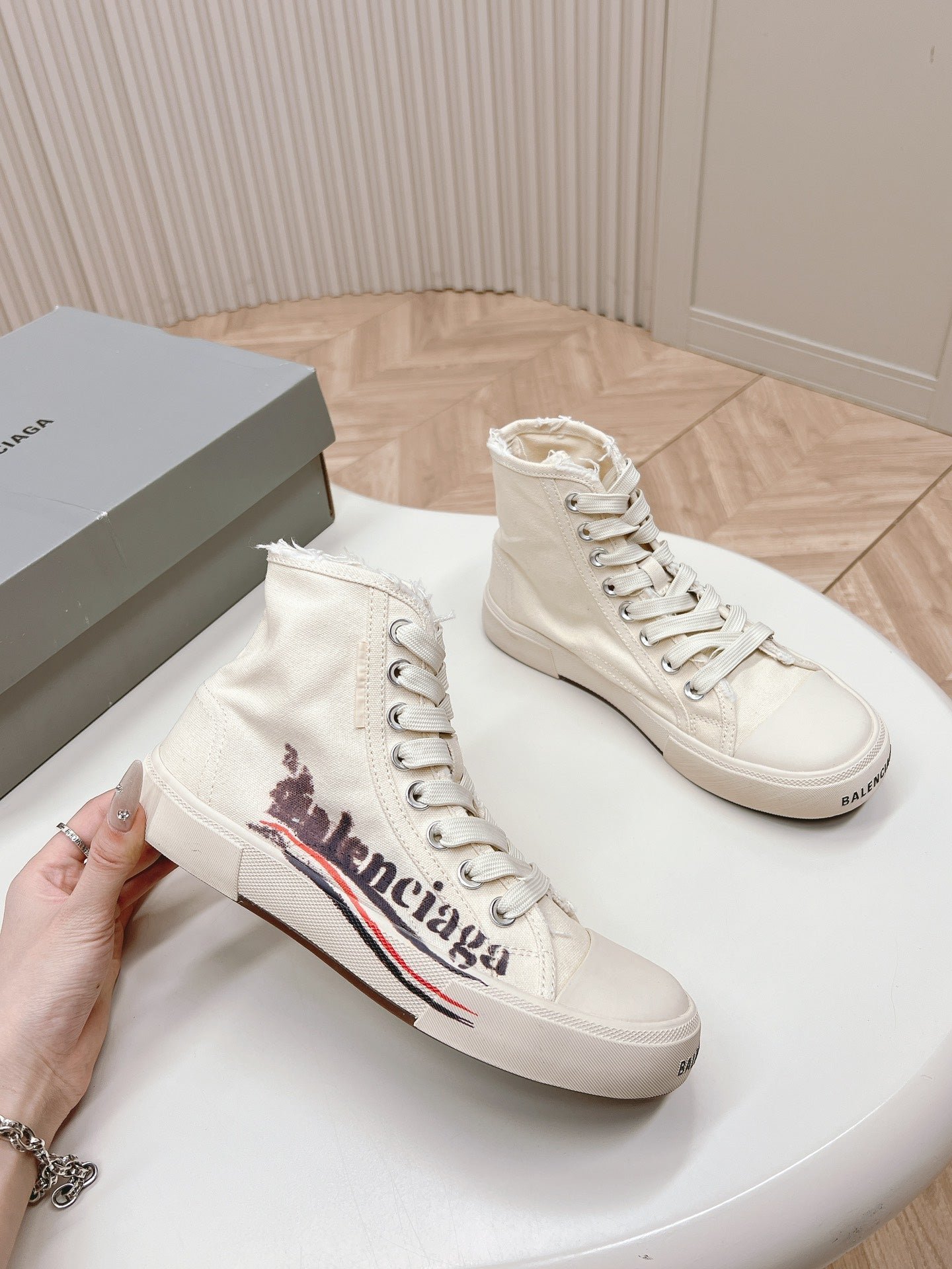 WHITE CANVAS HIGH-TOP SNEAKERS LOGO GRAFFITI - Image 5