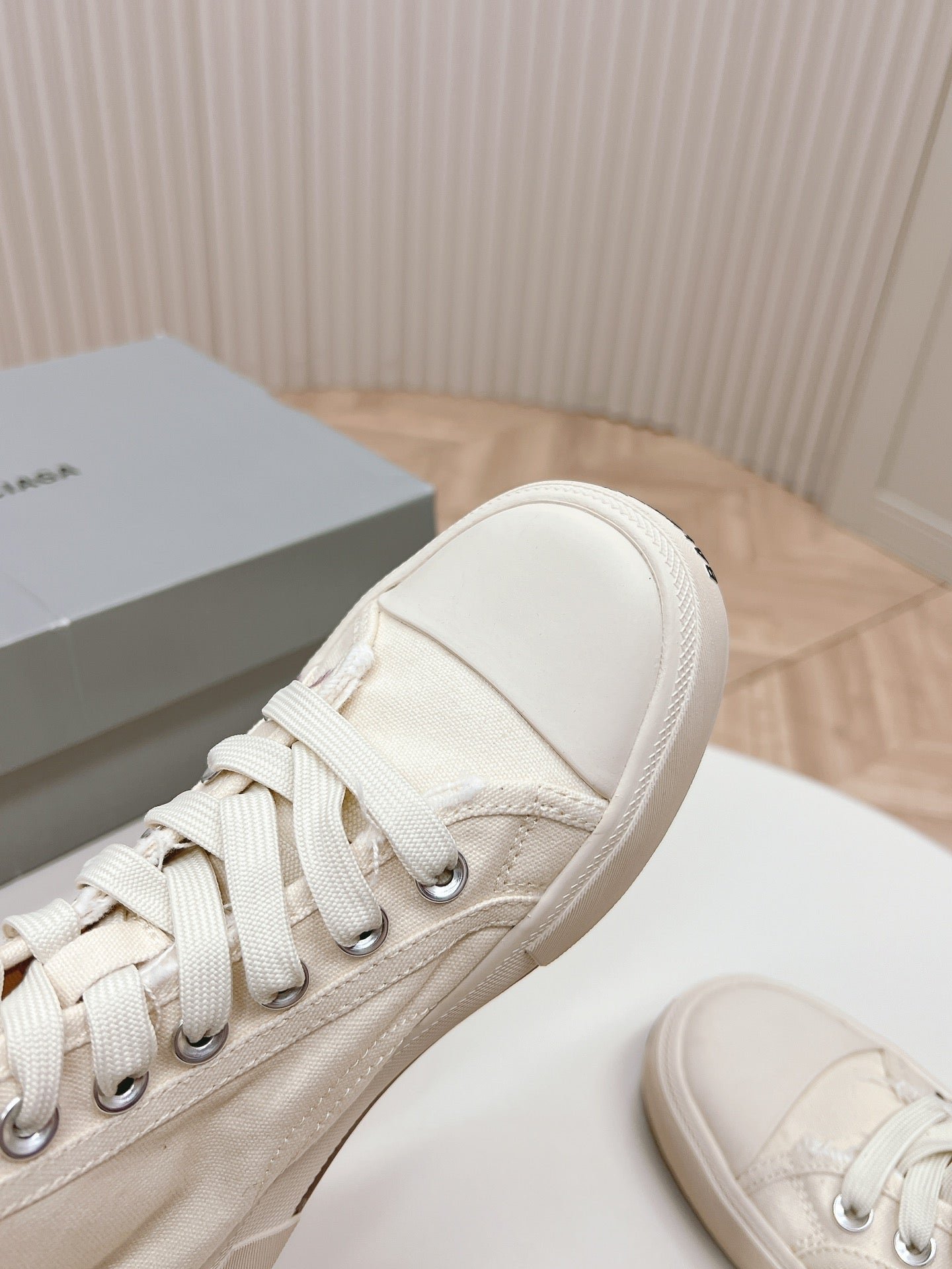 WHITE CANVAS HIGH-TOP SNEAKERS LOGO GRAFFITI - Image 6