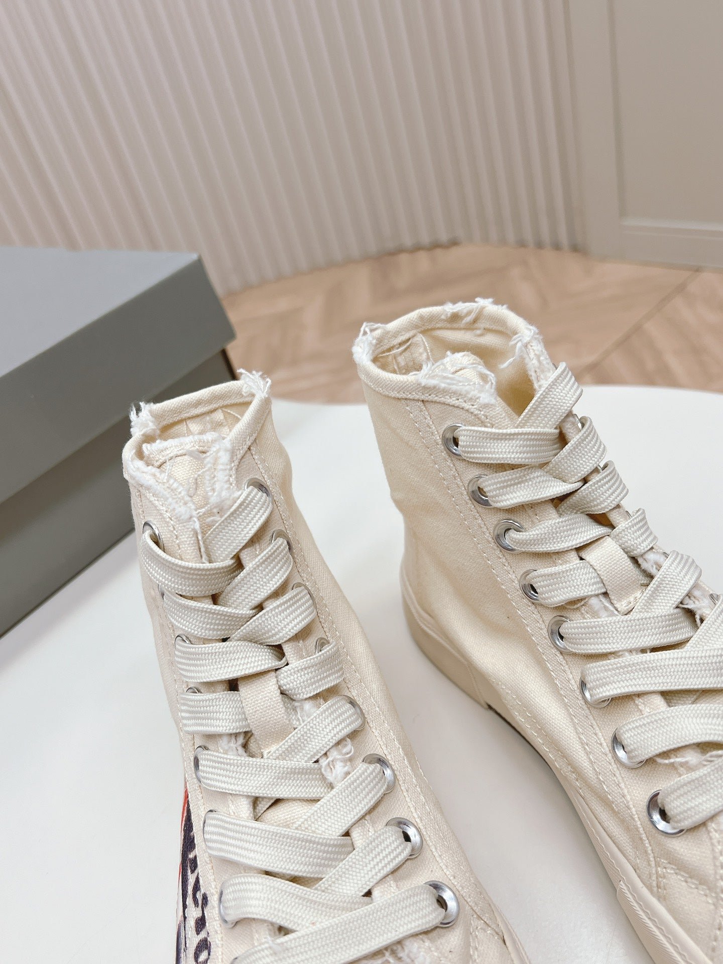 WHITE CANVAS HIGH-TOP SNEAKERS LOGO GRAFFITI - Image 7