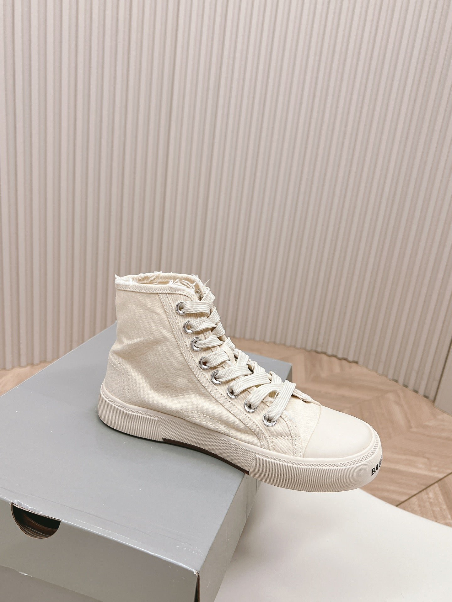 WHITE CANVAS HIGH-TOP SNEAKERS LOGO GRAFFITI - Image 8
