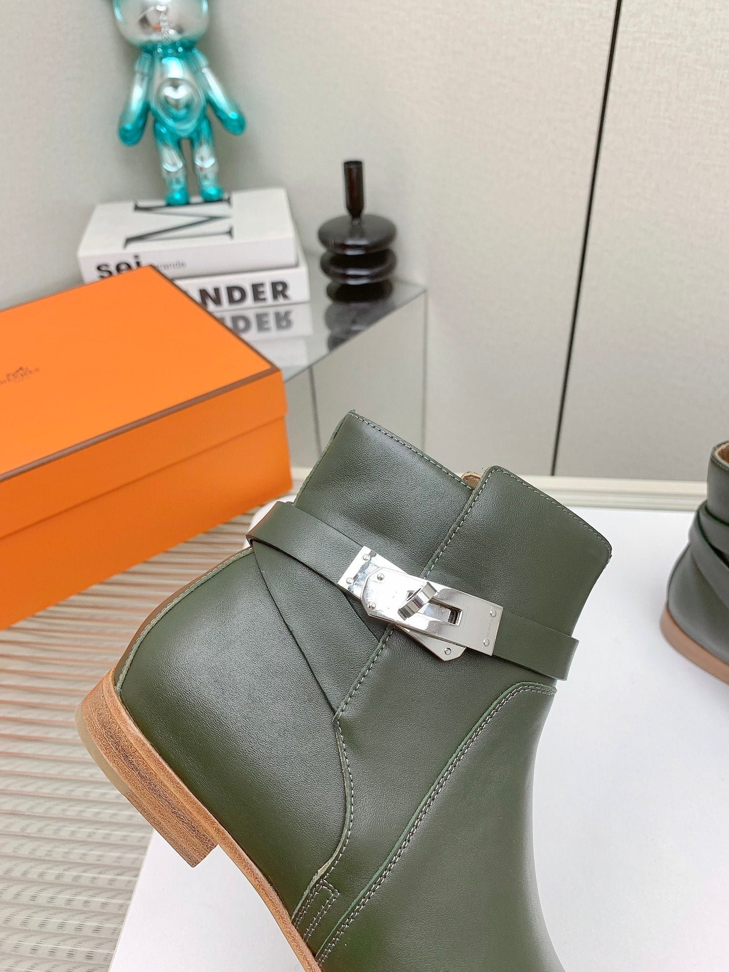 WOMEN'S NEO ANKLE BOOT IN ARMY GREEN CALFSKIN - Image 6