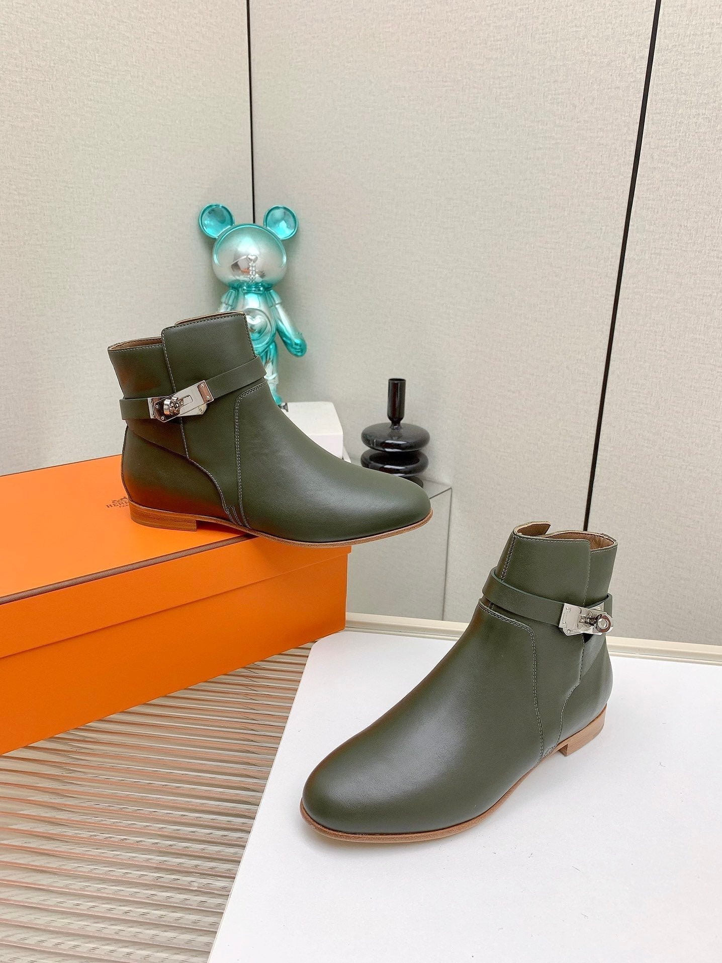 WOMEN'S NEO ANKLE BOOT IN ARMY GREEN CALFSKIN - Image 2