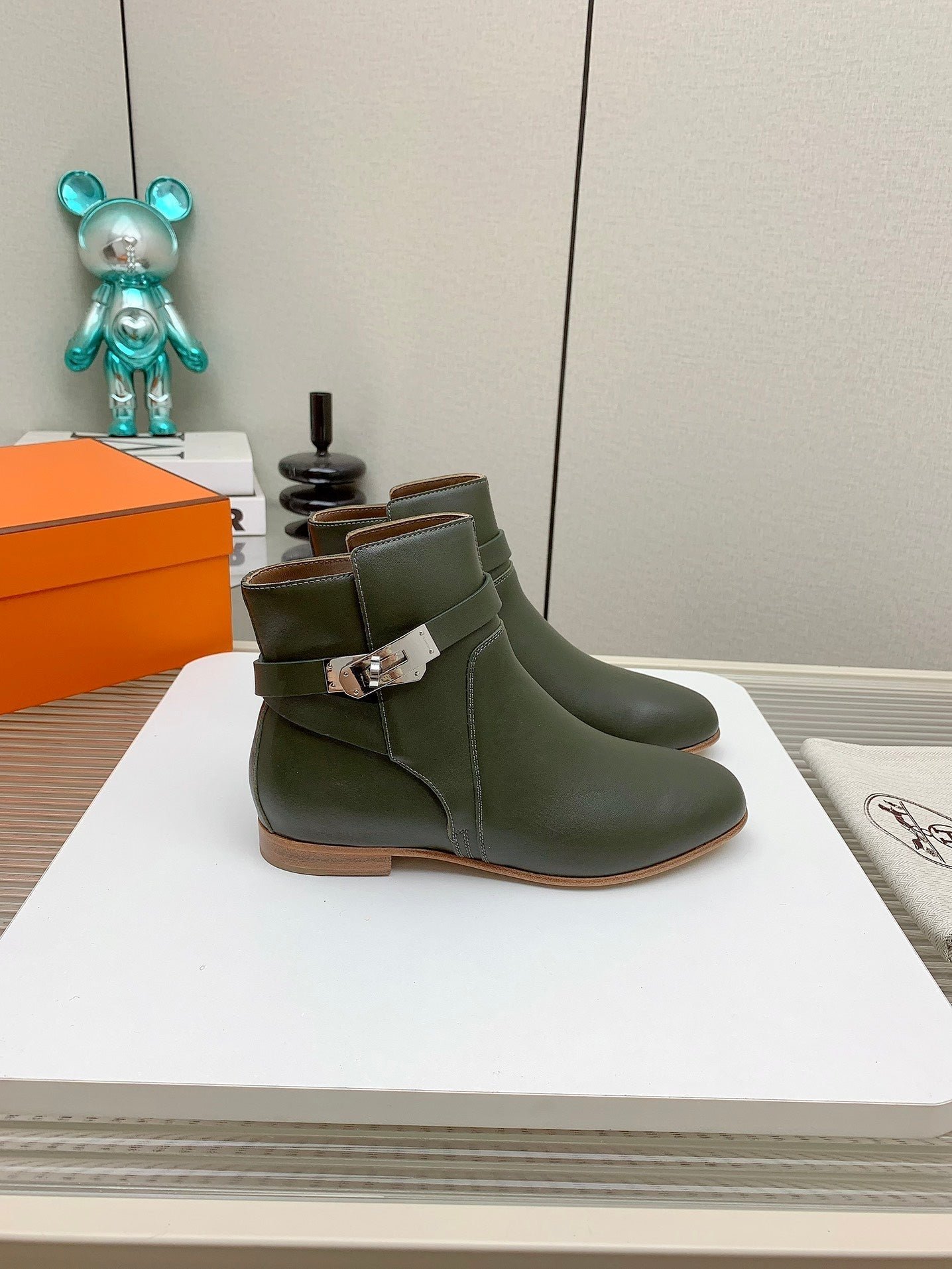 WOMEN'S NEO ANKLE BOOT IN ARMY GREEN CALFSKIN - Image 3