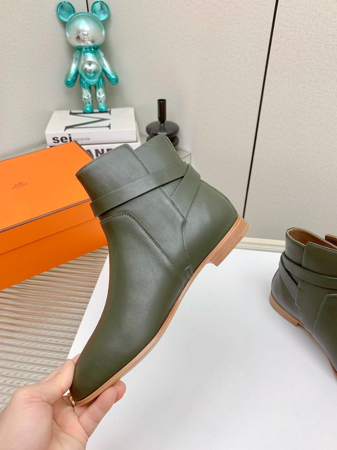 WOMEN'S NEO ANKLE BOOT IN ARMY GREEN CALFSKIN - Image 4