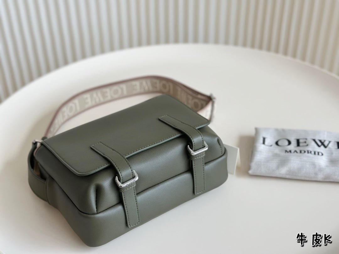 XS MILITARY MESSENGER 23 BAG IN DARK KHAKI GREEN CALFSKIN - Image 3