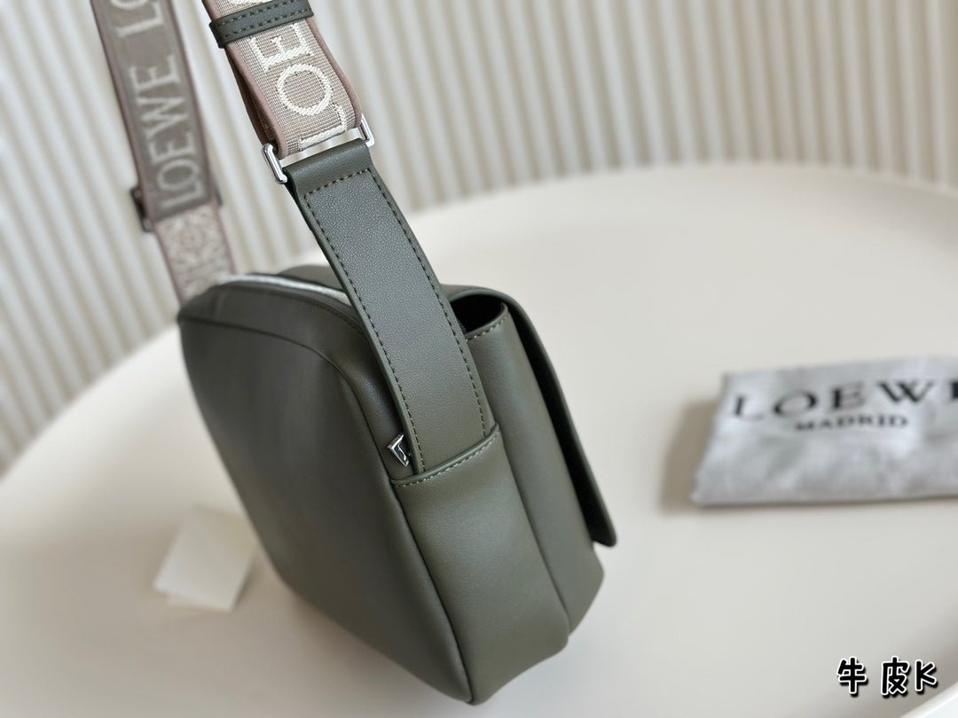 XS MILITARY MESSENGER 23 BAG IN DARK KHAKI GREEN CALFSKIN - Image 4