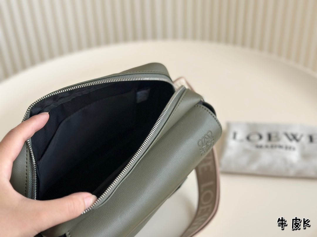XS MILITARY MESSENGER 23 BAG IN DARK KHAKI GREEN CALFSKIN - Image 8
