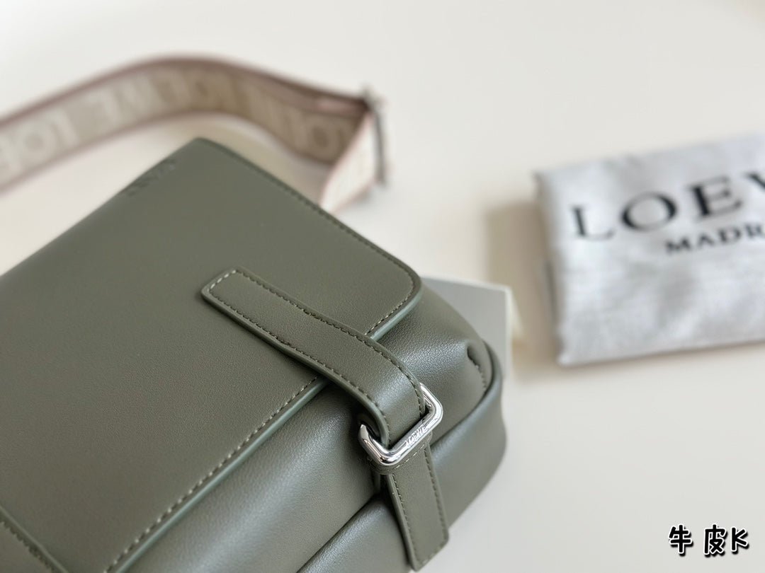 XS MILITARY MESSENGER 23 BAG IN DARK KHAKI GREEN CALFSKIN - Image 7