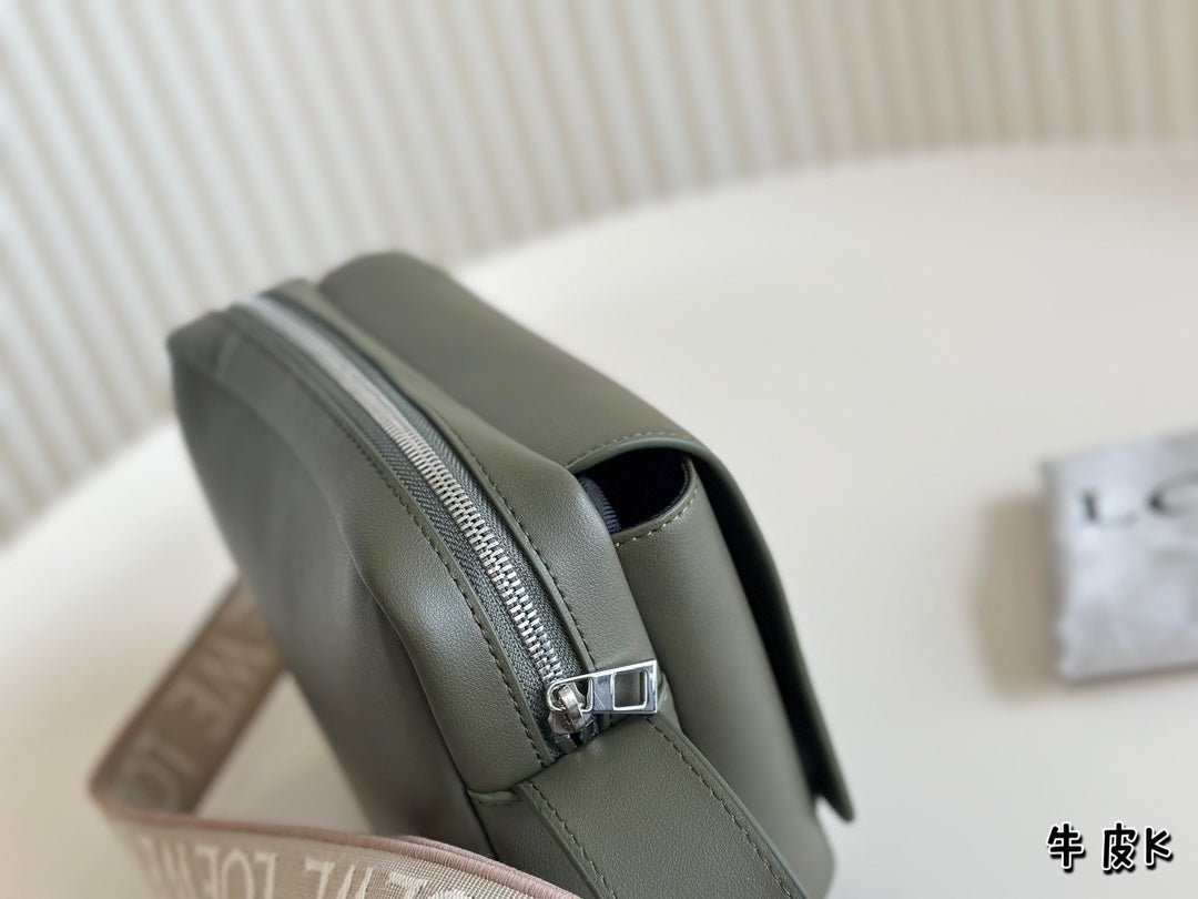 XS MILITARY MESSENGER 23 BAG IN DARK KHAKI GREEN CALFSKIN - Image 6