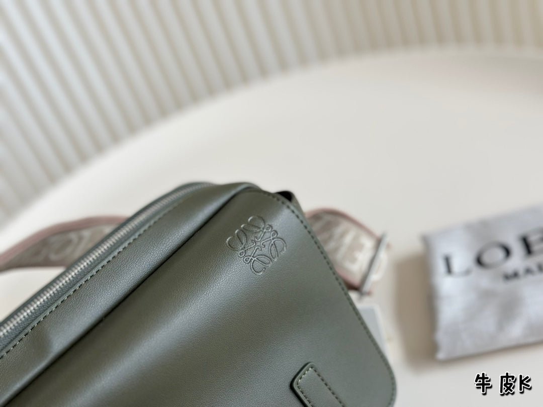 XS MILITARY MESSENGER 23 BAG IN DARK KHAKI GREEN CALFSKIN - Image 5