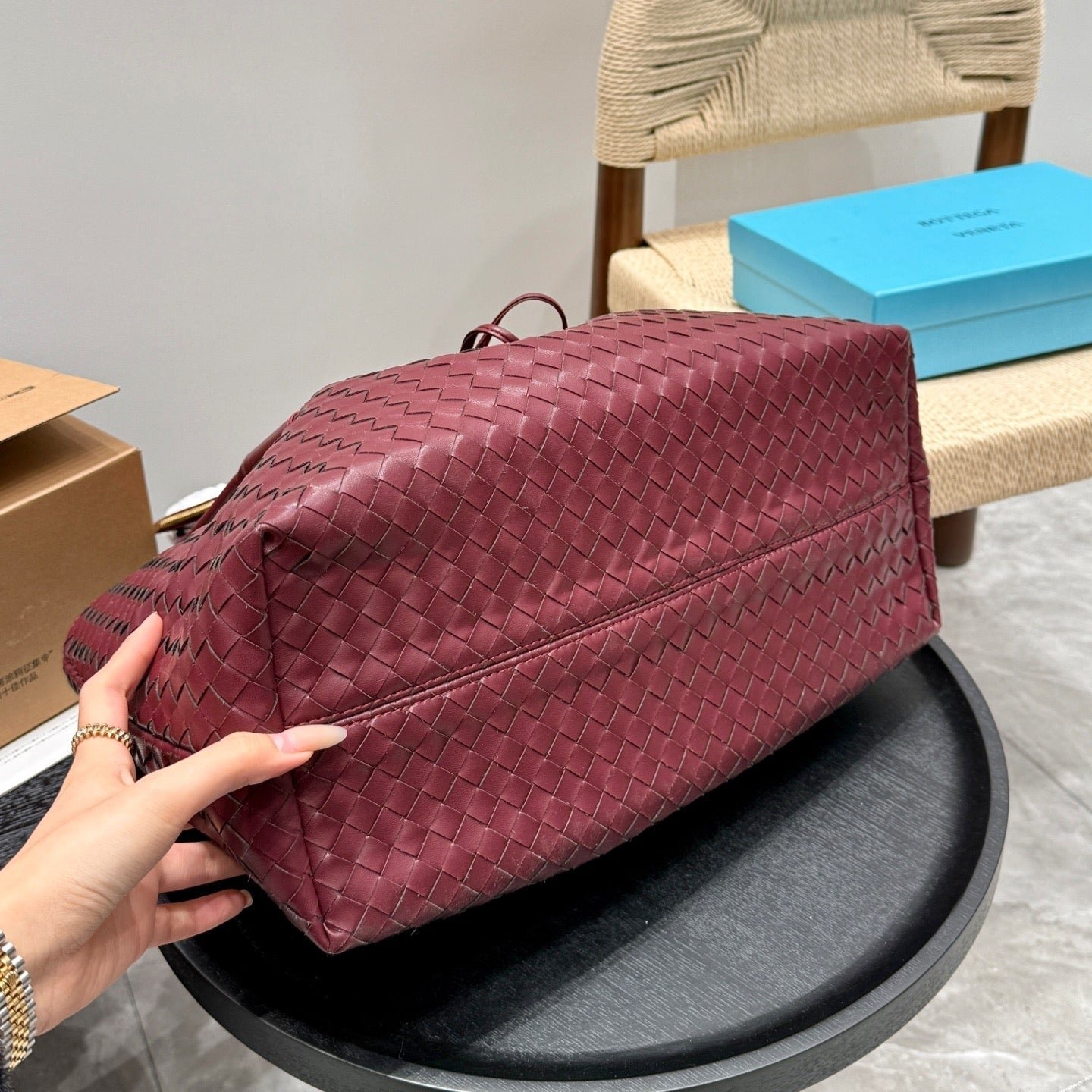 PINACOTECA TOTE BAG 38 IN BURGUNDY CALFSKIN - Image 2