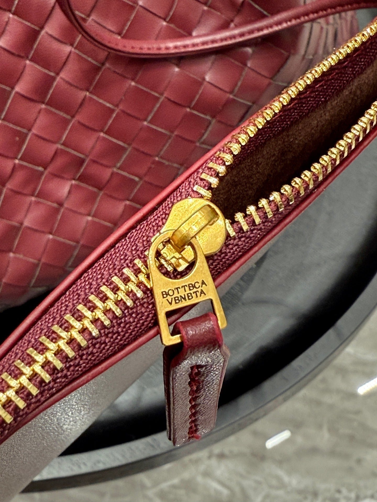 PINACOTECA TOTE BAG 38 IN BURGUNDY CALFSKIN - Image 4
