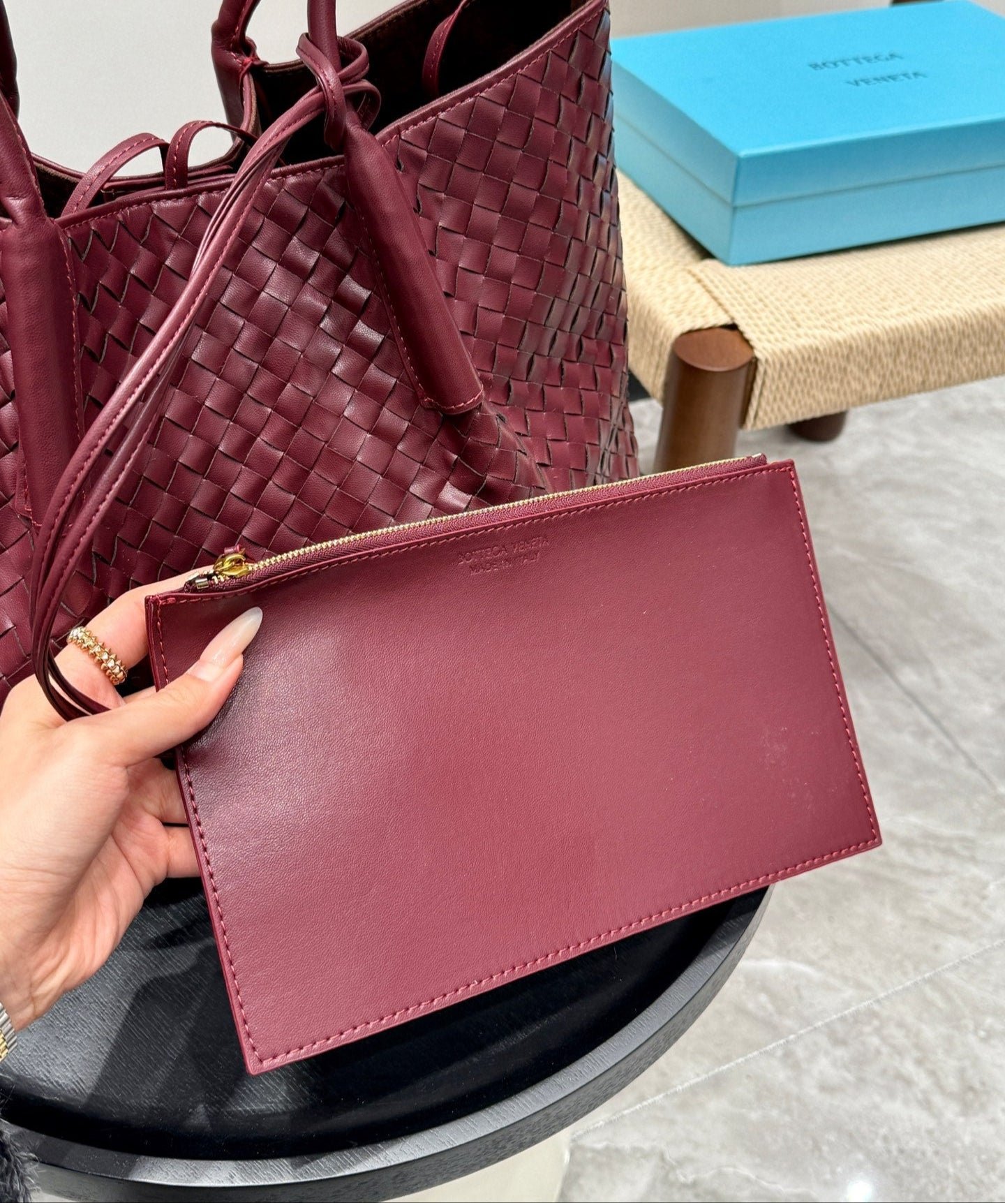 PINACOTECA TOTE BAG 38 IN BURGUNDY CALFSKIN - Image 8